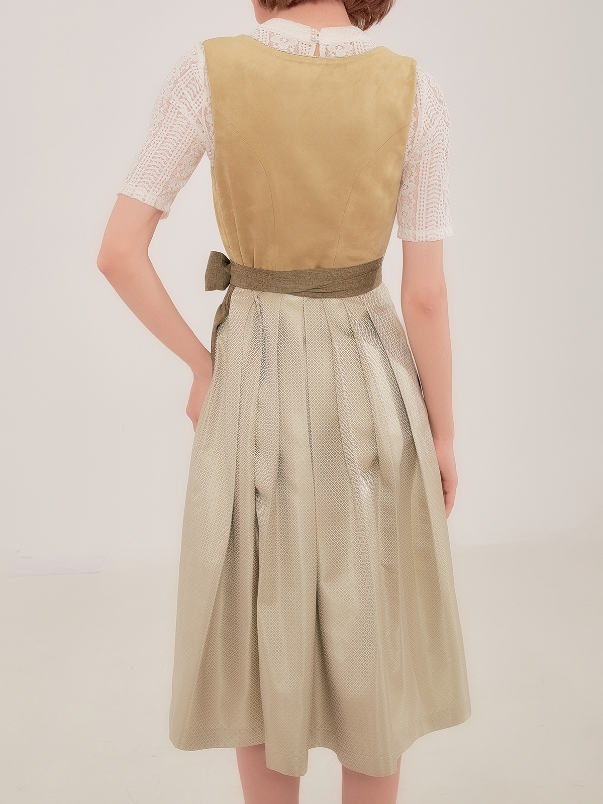 Ein modernes grünes Dirndl von Ehreer mit raffinierten Details
