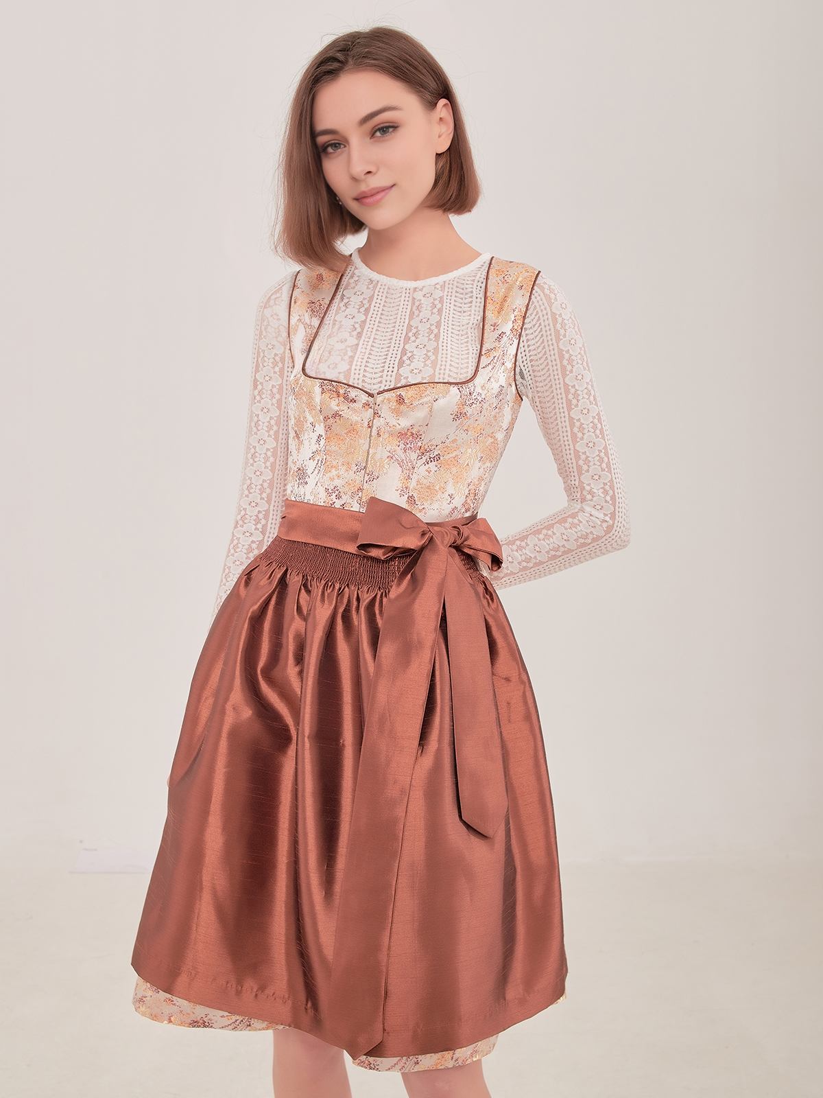 Schönes gelbes Dirndl mit traditionellem Schnitt
