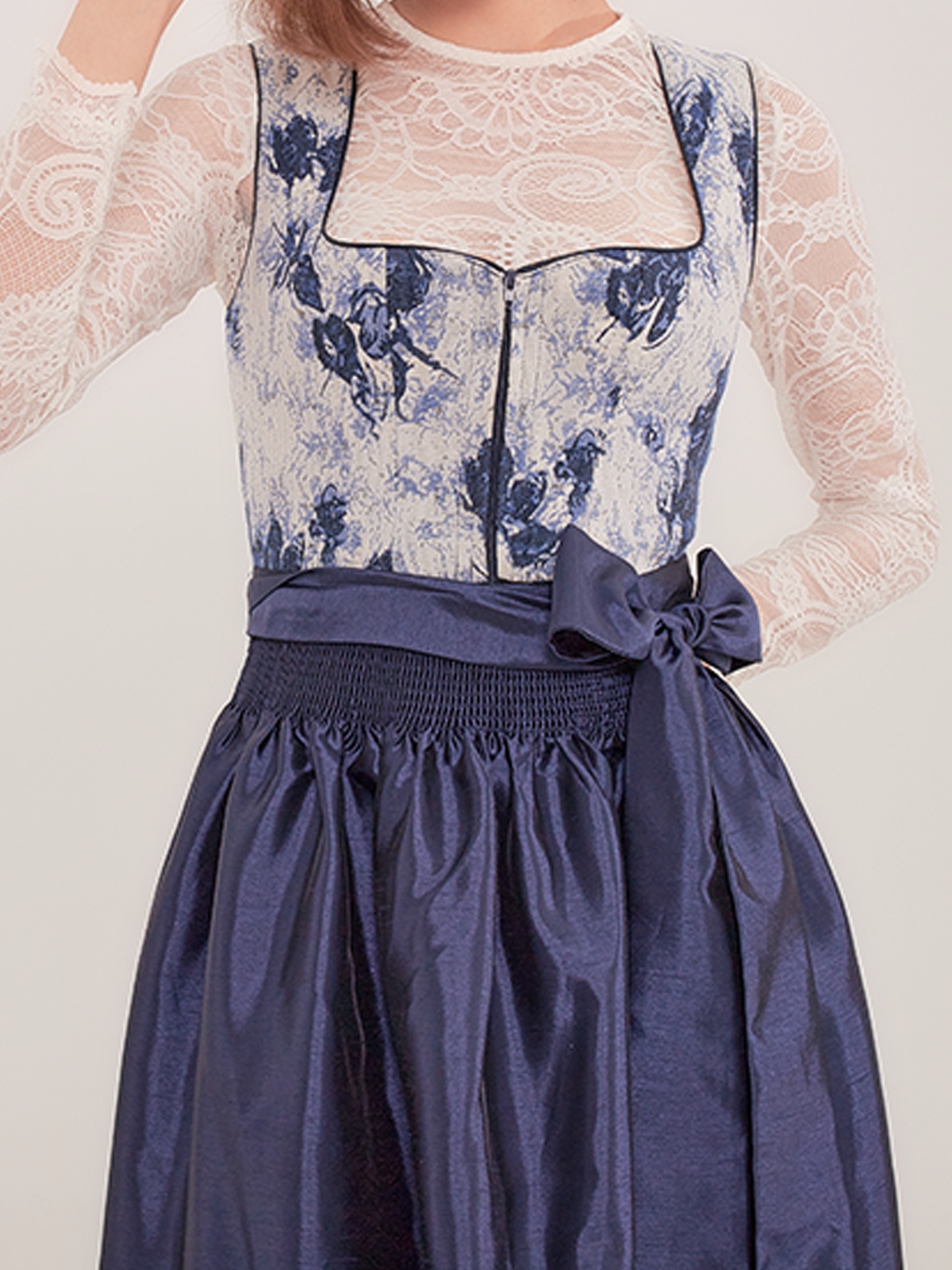 Dirndl in Beige mit blauer Bluse
