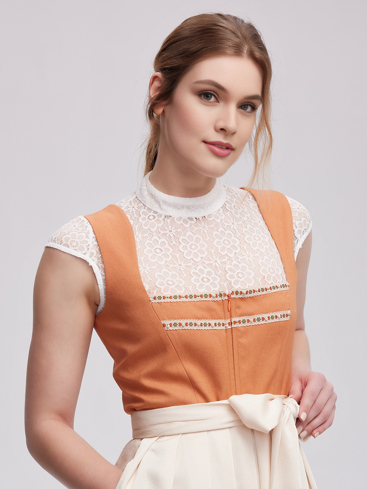 Dirndl Lindgrün in verschiedenen Lichtverhältnissen