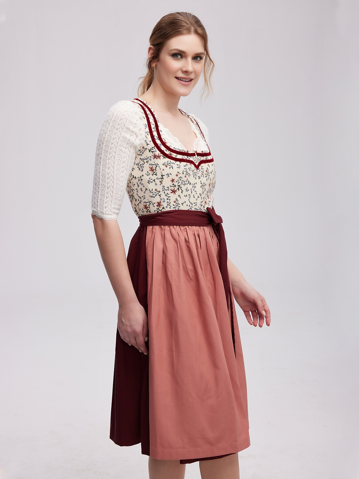 Dirndl in Waldgrün mit floralen Details