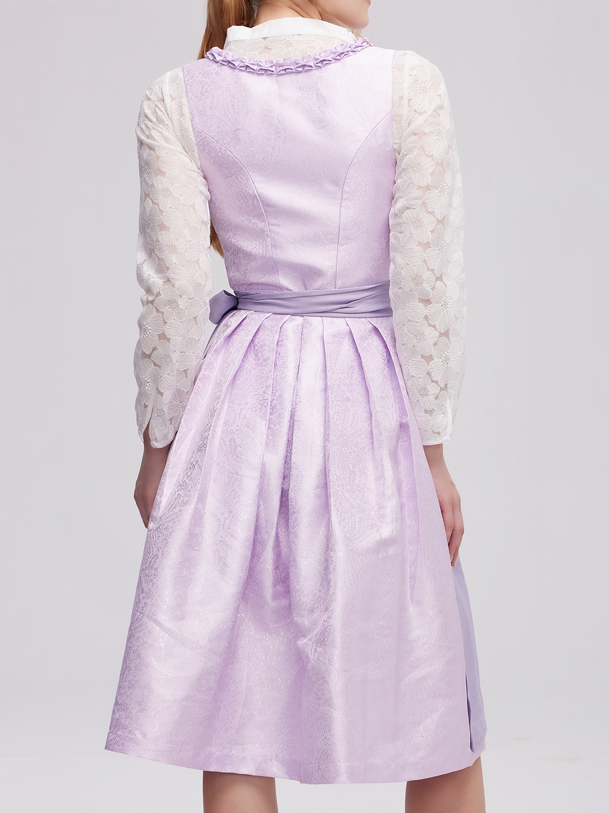 Moderne Dirndl in Lila und Rosa – perfekt für den Alltag