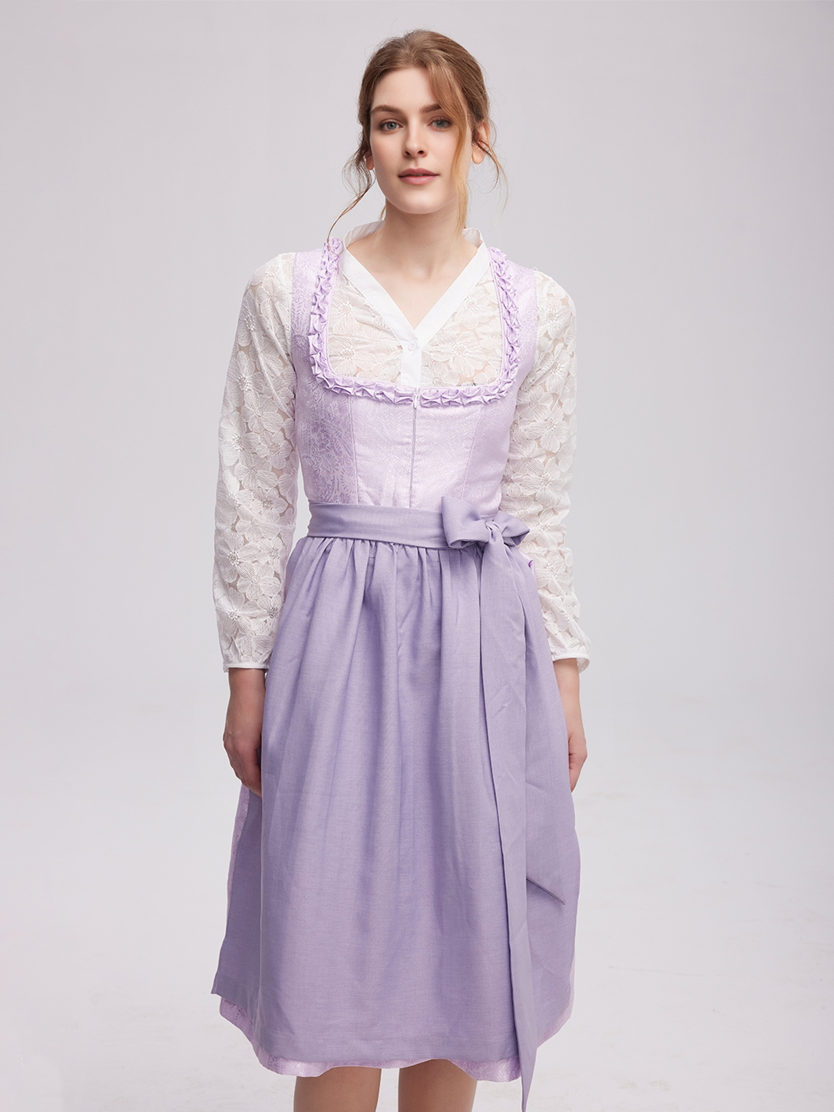 Dunkelgrünes Dirndl mit floralen Details
