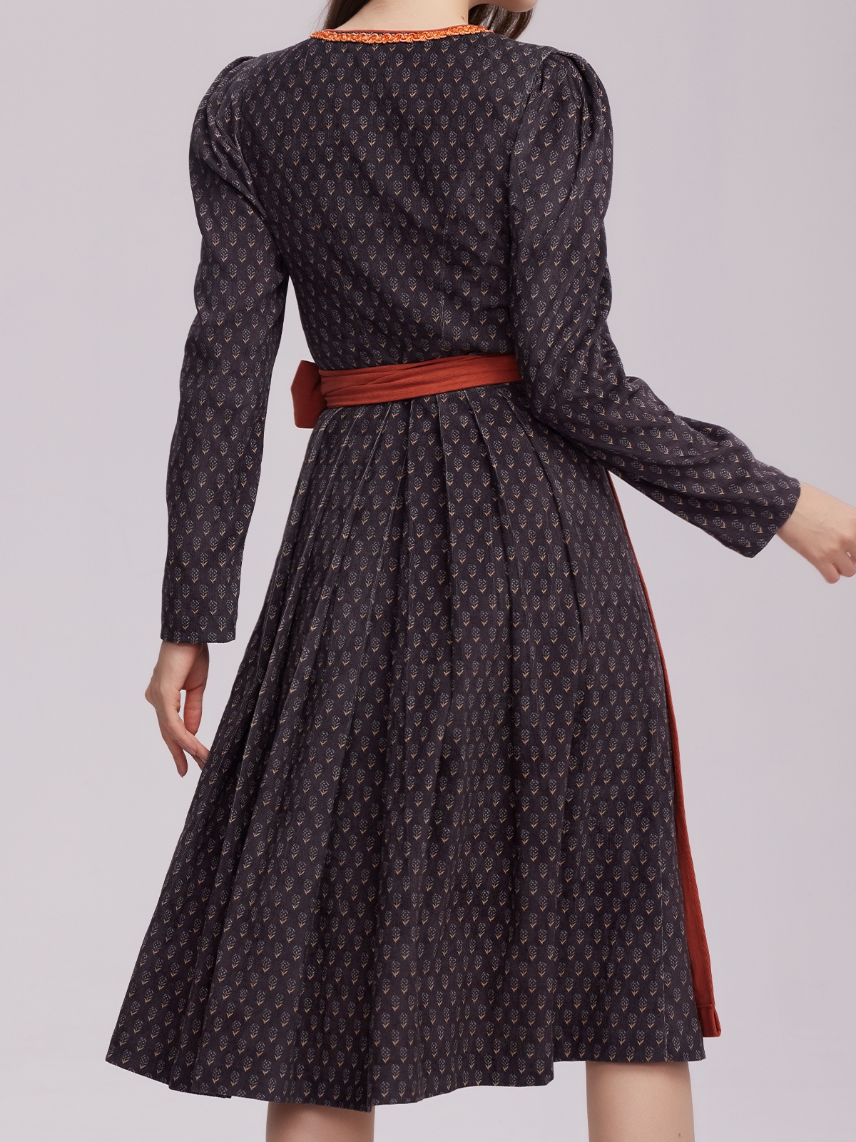 Dirndl in schwarz mit floralen Details