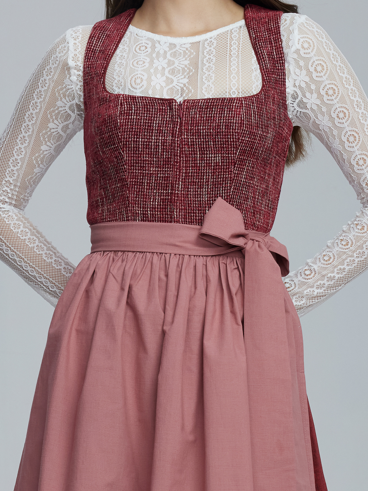 Grünes Dirndl mit floralen Details