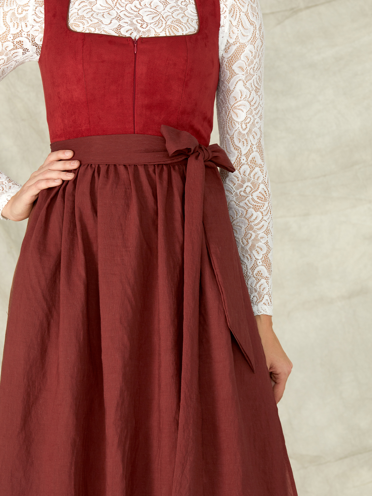 Moderne Dirndlbluse in Rot mit durchsichtigem Chiffon