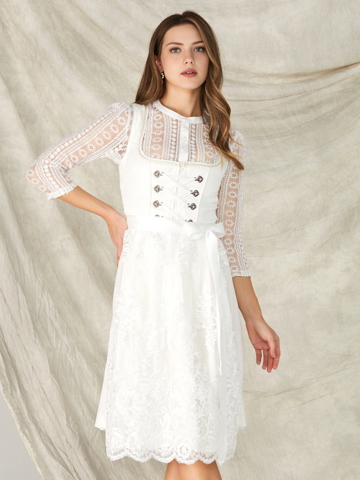 Modernes pinkes Dirndl mit figurbetonter Silhouette