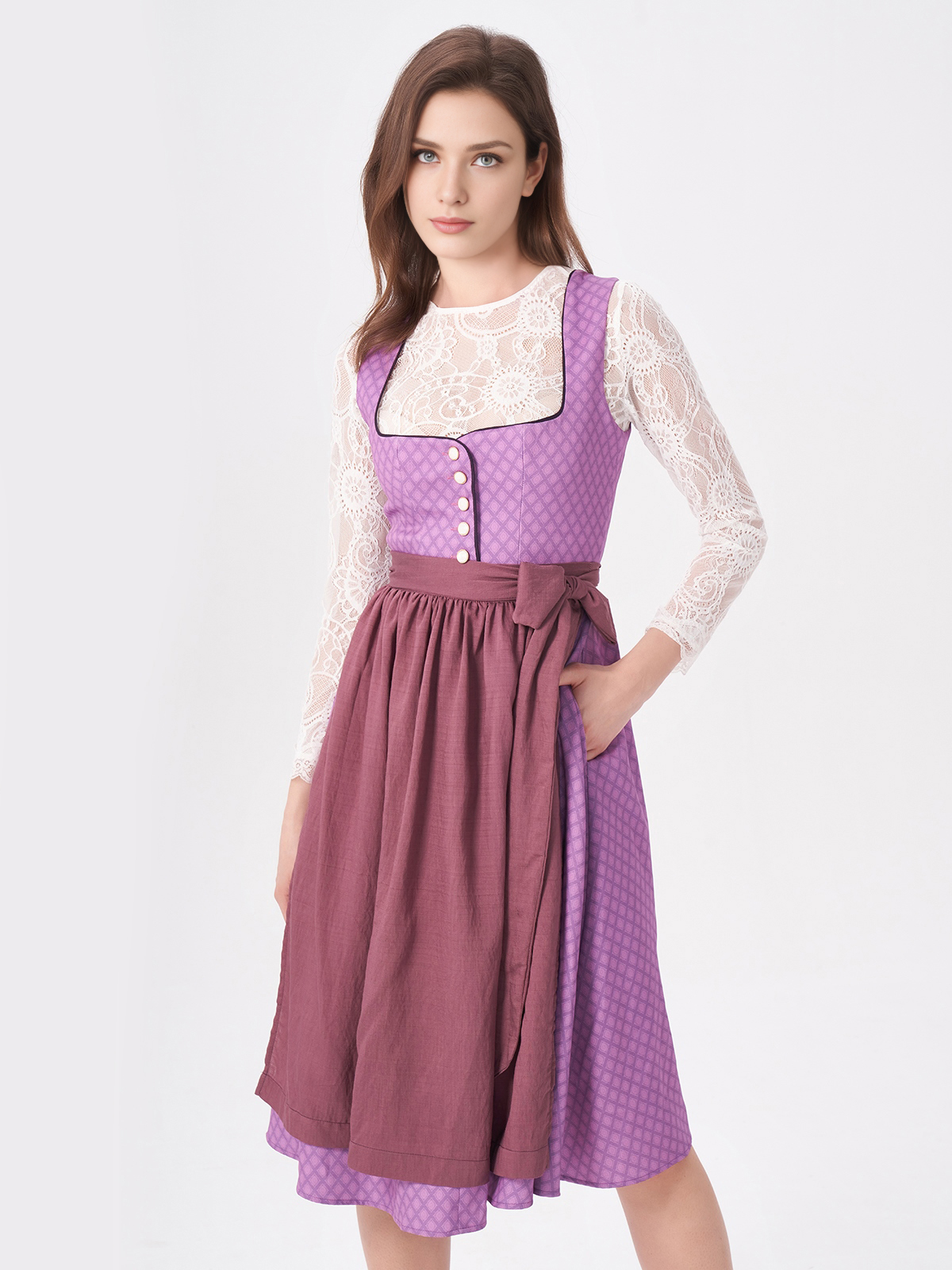 Modernes Dirndl mit tiefem Ausschnitt und femininem Schnitt