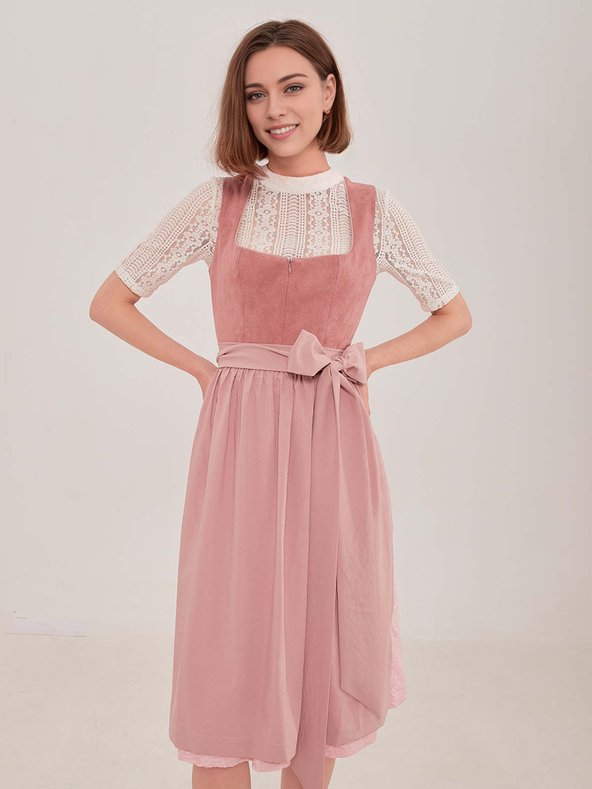 Modernes Dirndl in Rosa mit Spitzenbluse