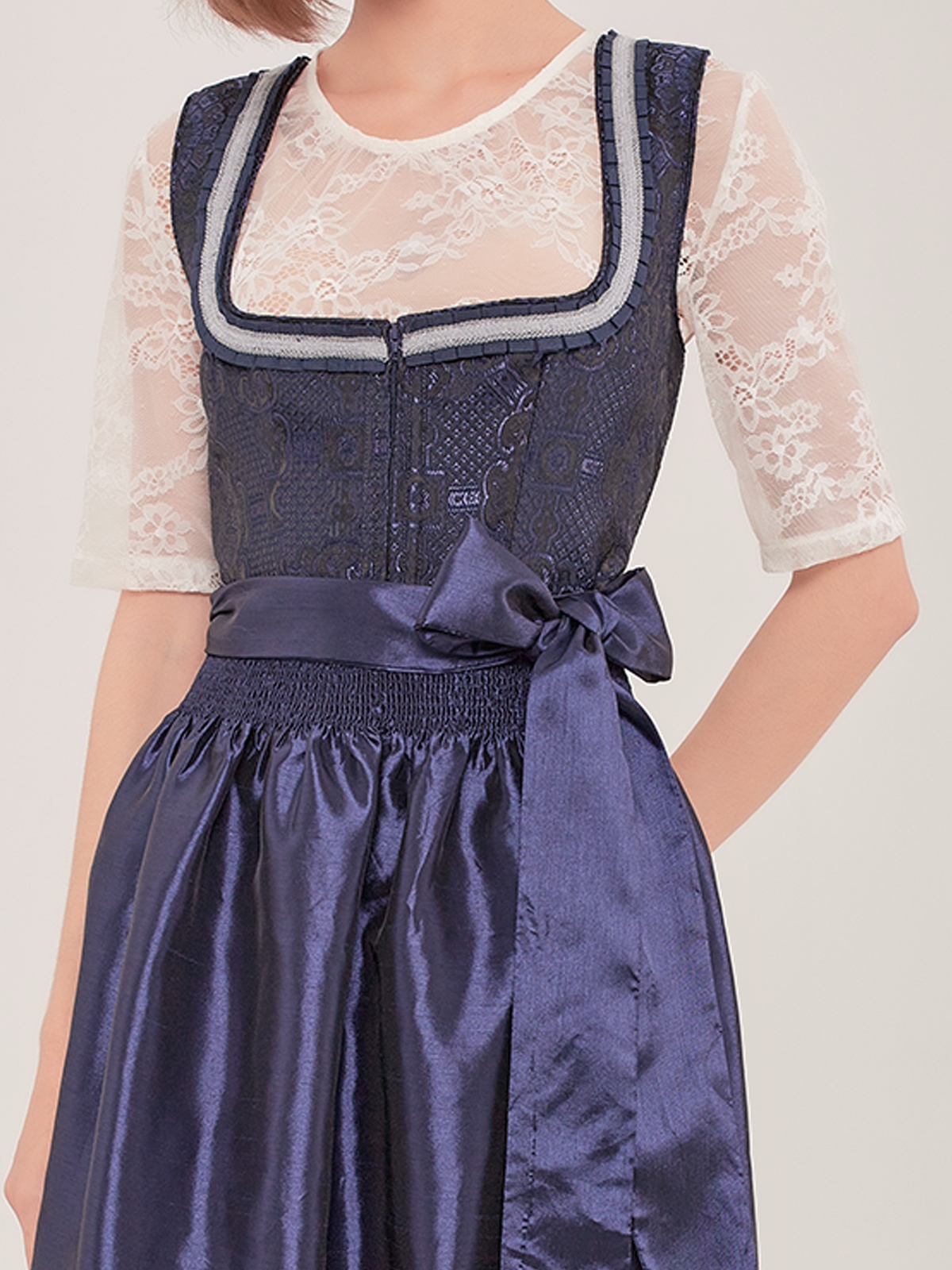 Modernes Dirndl in Blau mit schlanker Silhouette