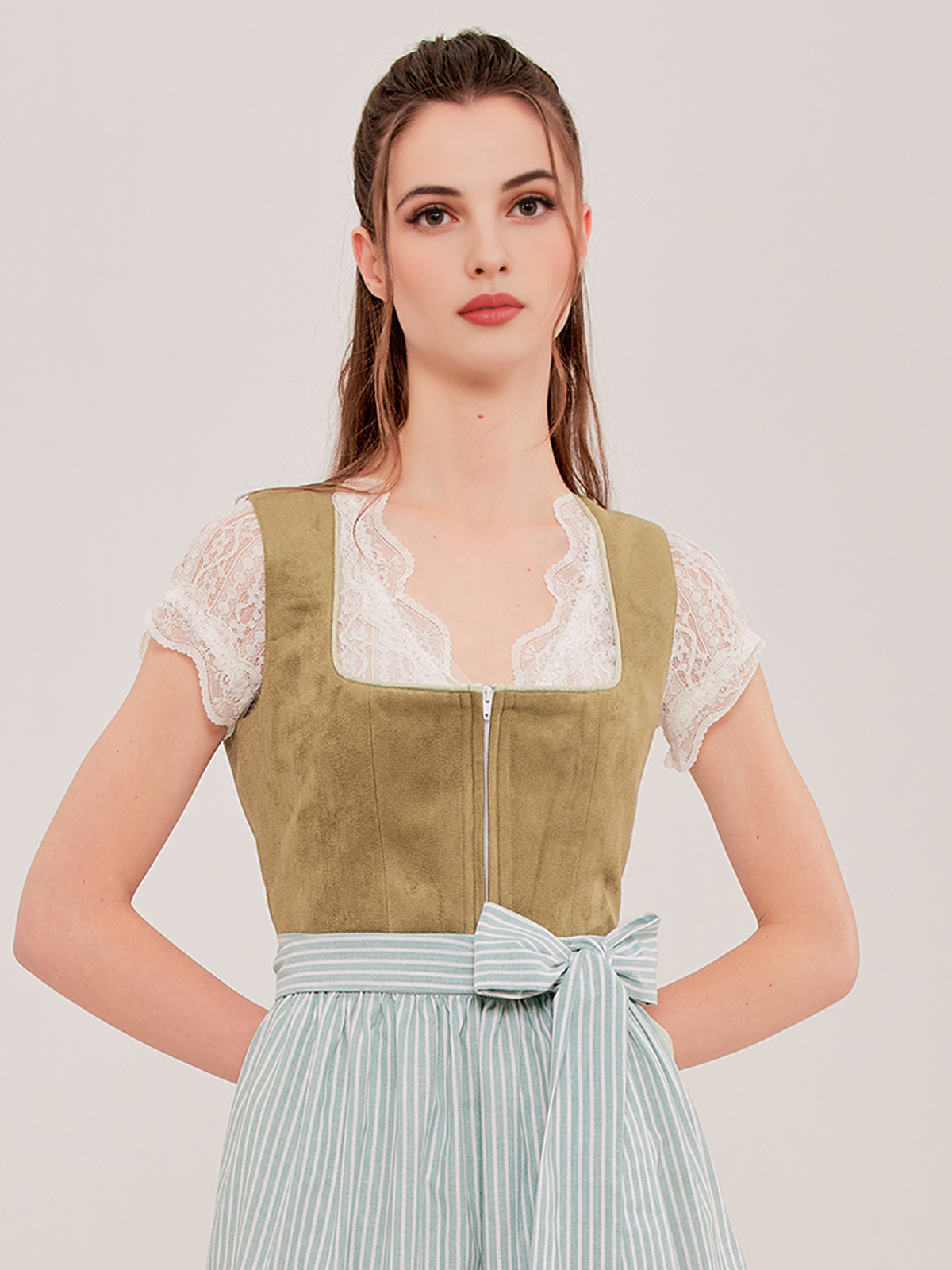 Weinrotes Dirndl mit grünen Akzenten
