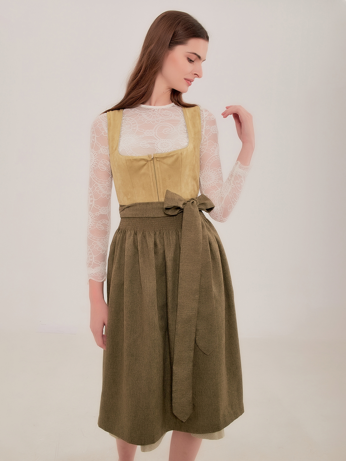 Klassisches grünes Dirndl mit floralen Details