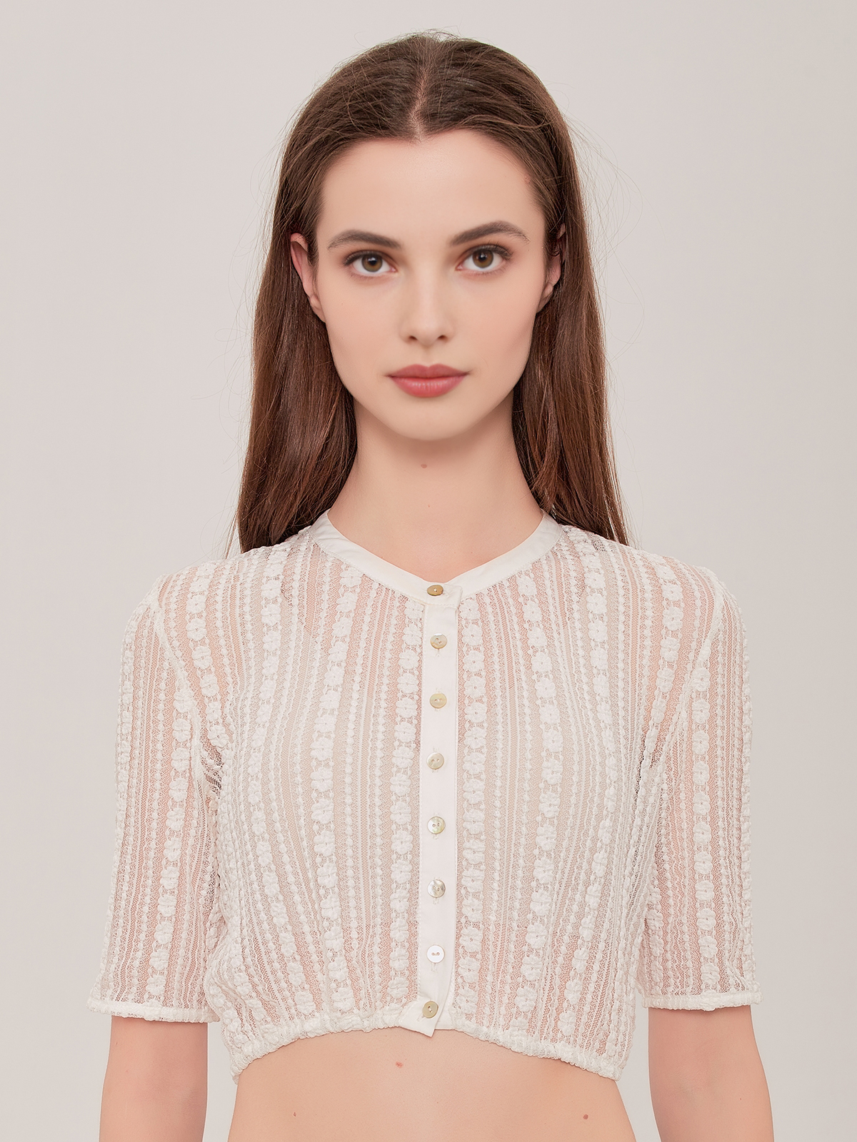 Modernes Dirndl mit weißer Bluse