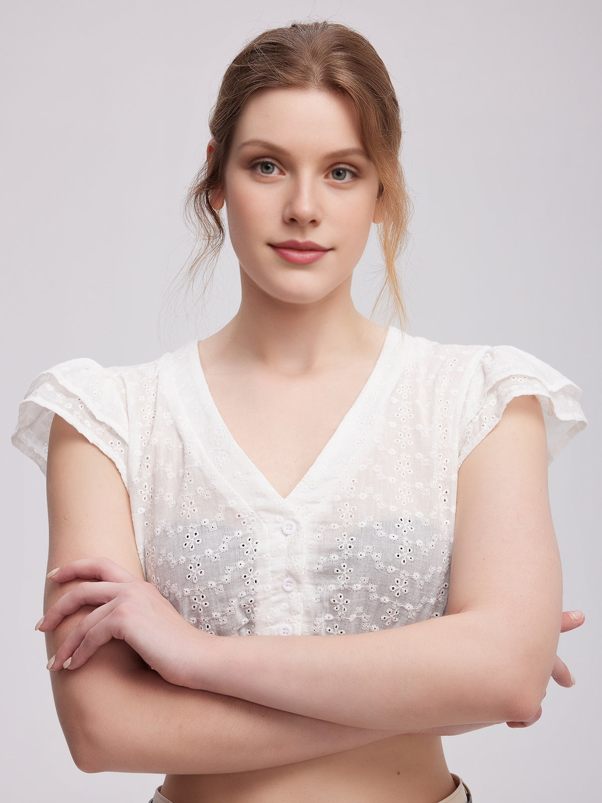 Modernes Dirndl in Weiß mit schlanker Silhouette