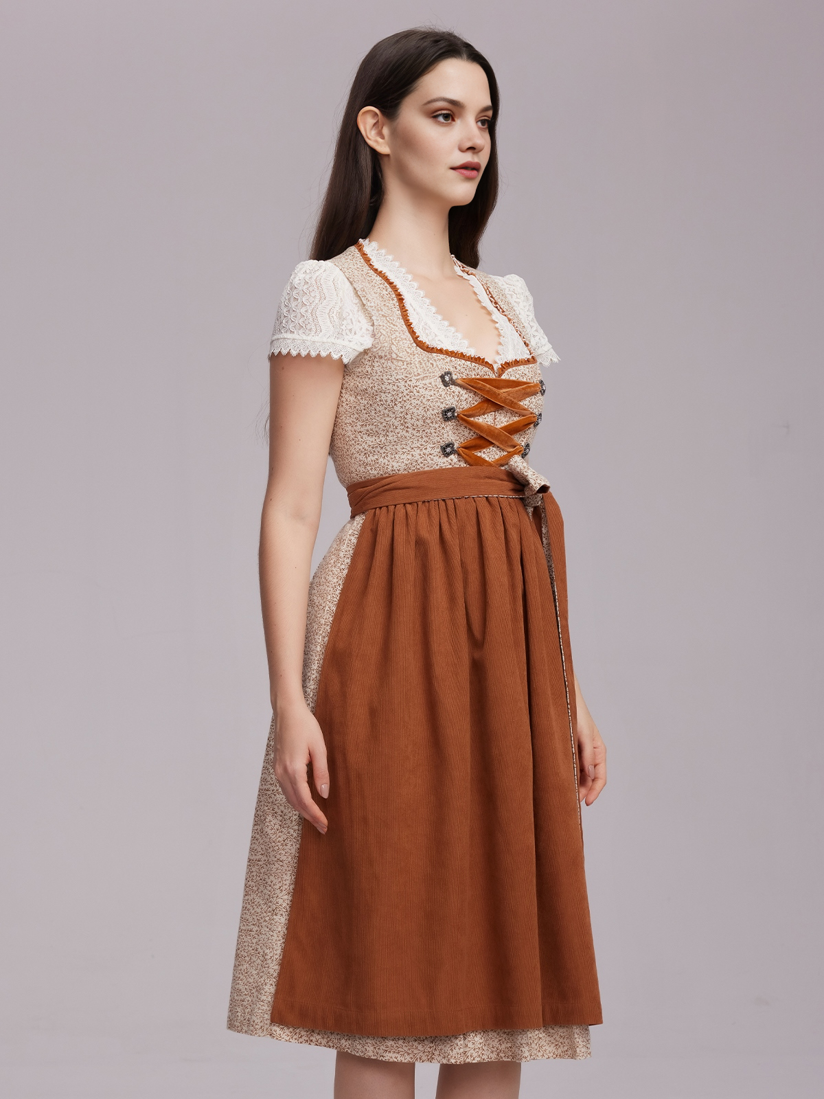 Dirndl Rot Samt in eleganter Pose