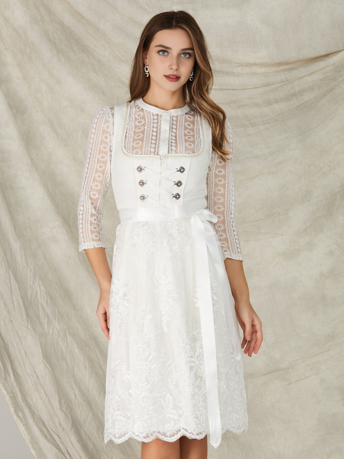 Dirndl in Weiß mit floralen Akzenten