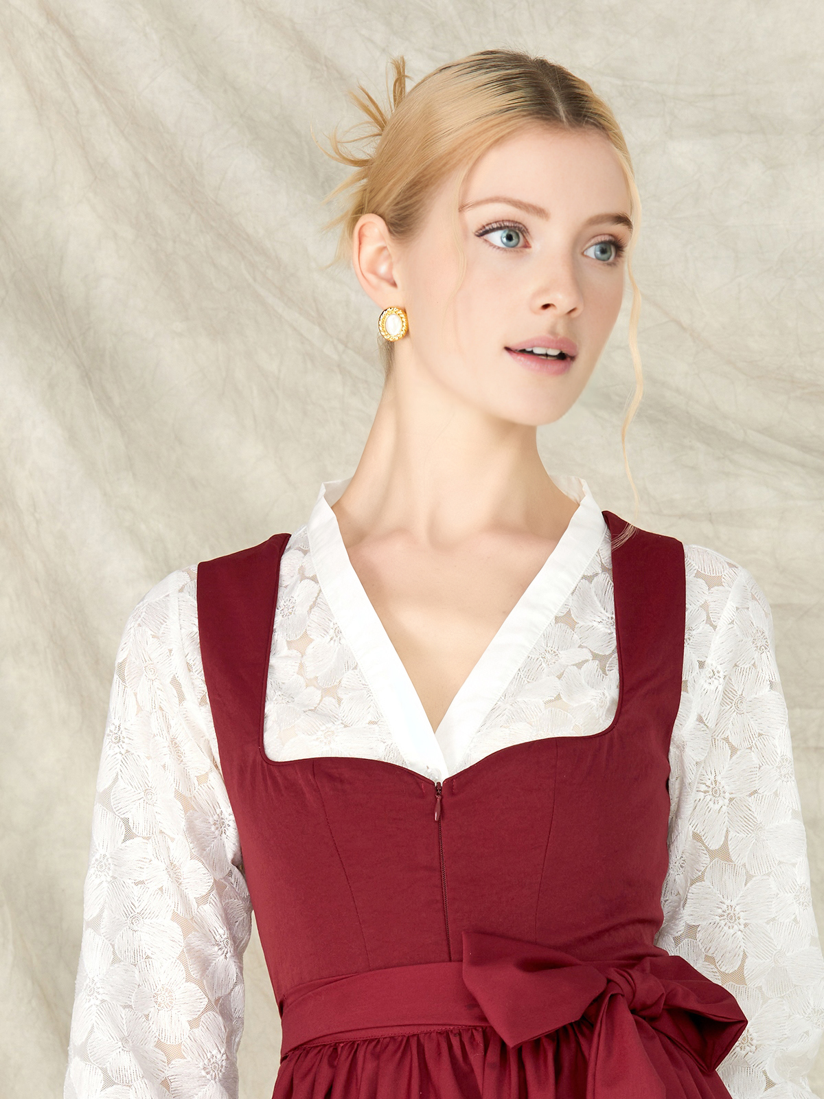 Elegantes rotes Dirndl mit modernem Schnitt
