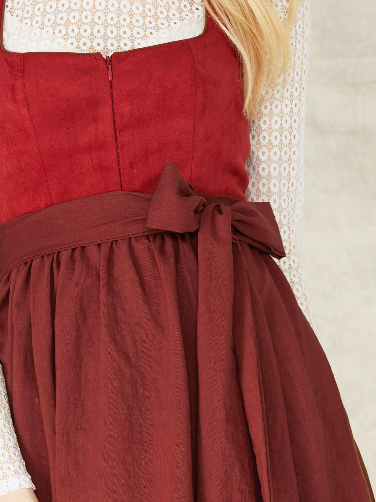 Modernes Dirndl in Rot mit schlankem Schnitt