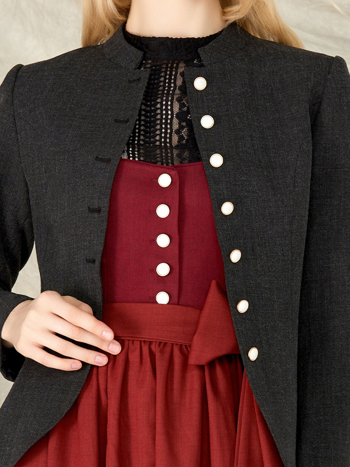 Dirndl mit schwarzer Jacke