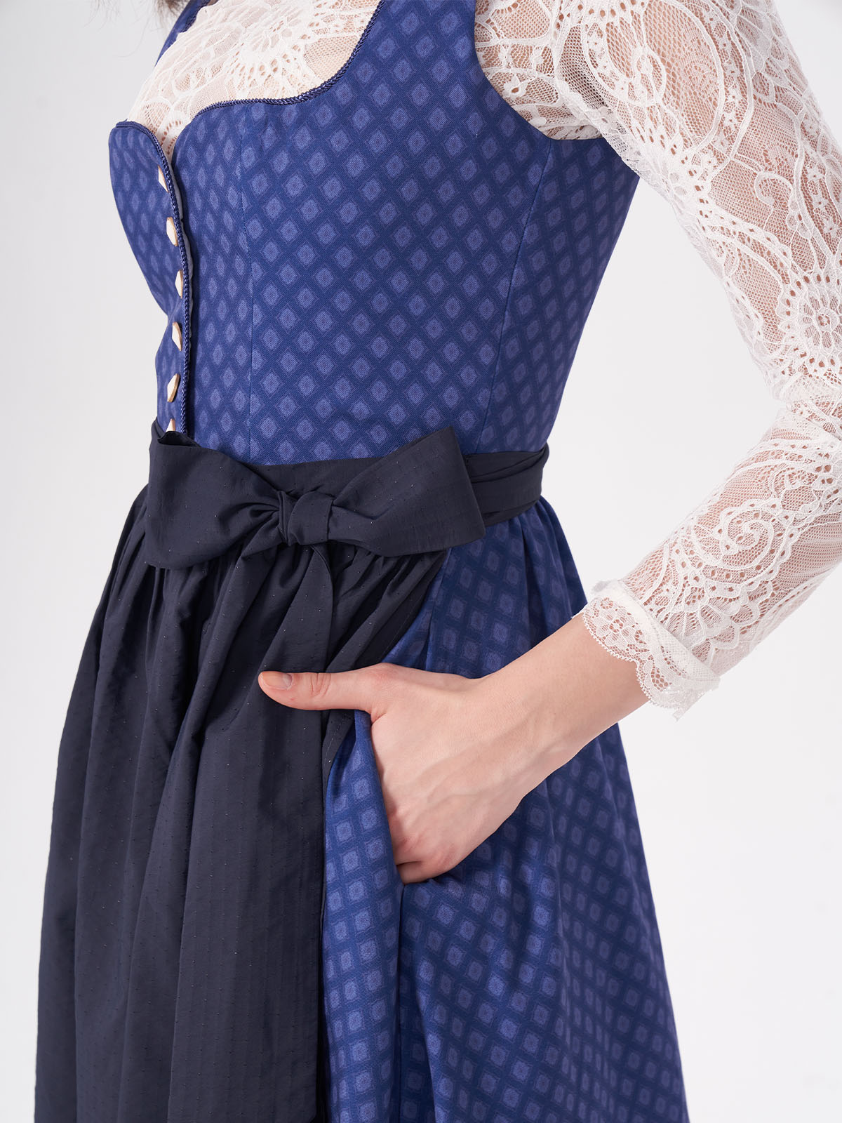 Dirndl in violett – ein Blickfang auf jedem Fest