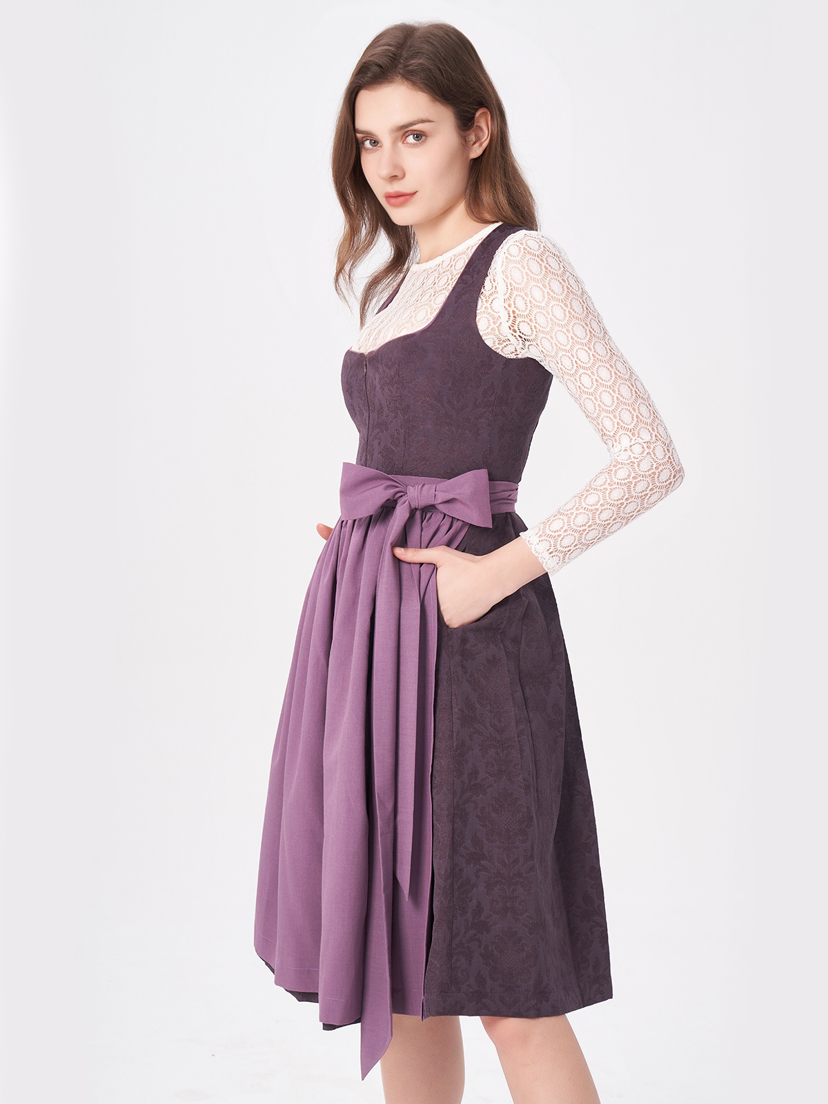 Modernes Dirndl in Lila mit Spitzenbluse