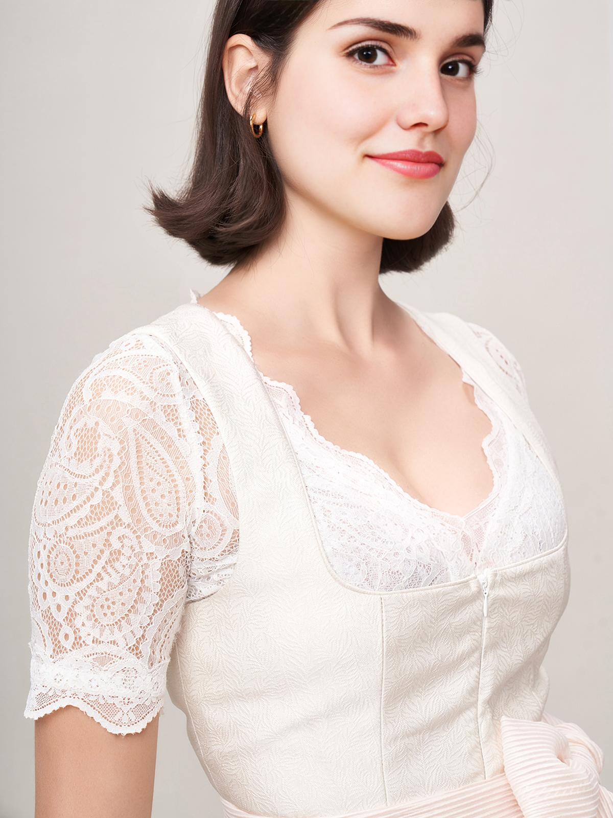 Modernes Dirndl in Beige mit schmaler Taille