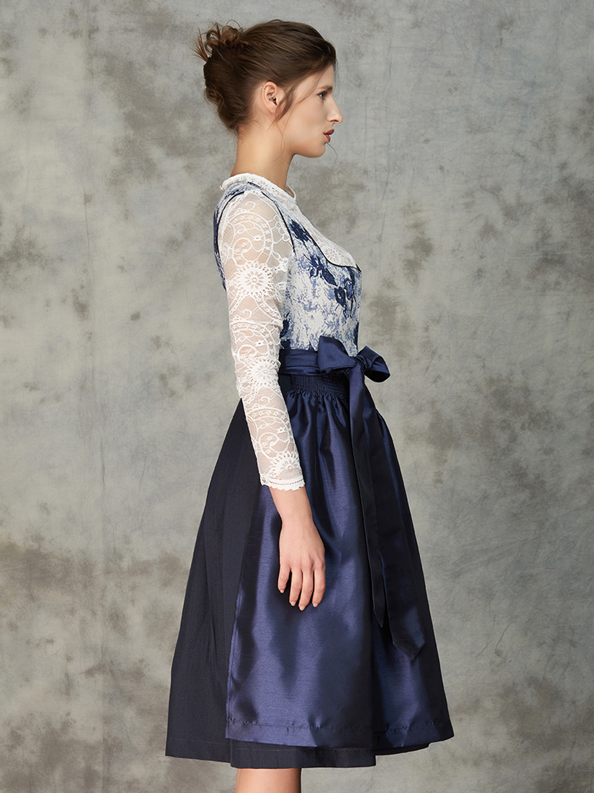 Rotes Dirndl Samt in festlicher Atmosphäre