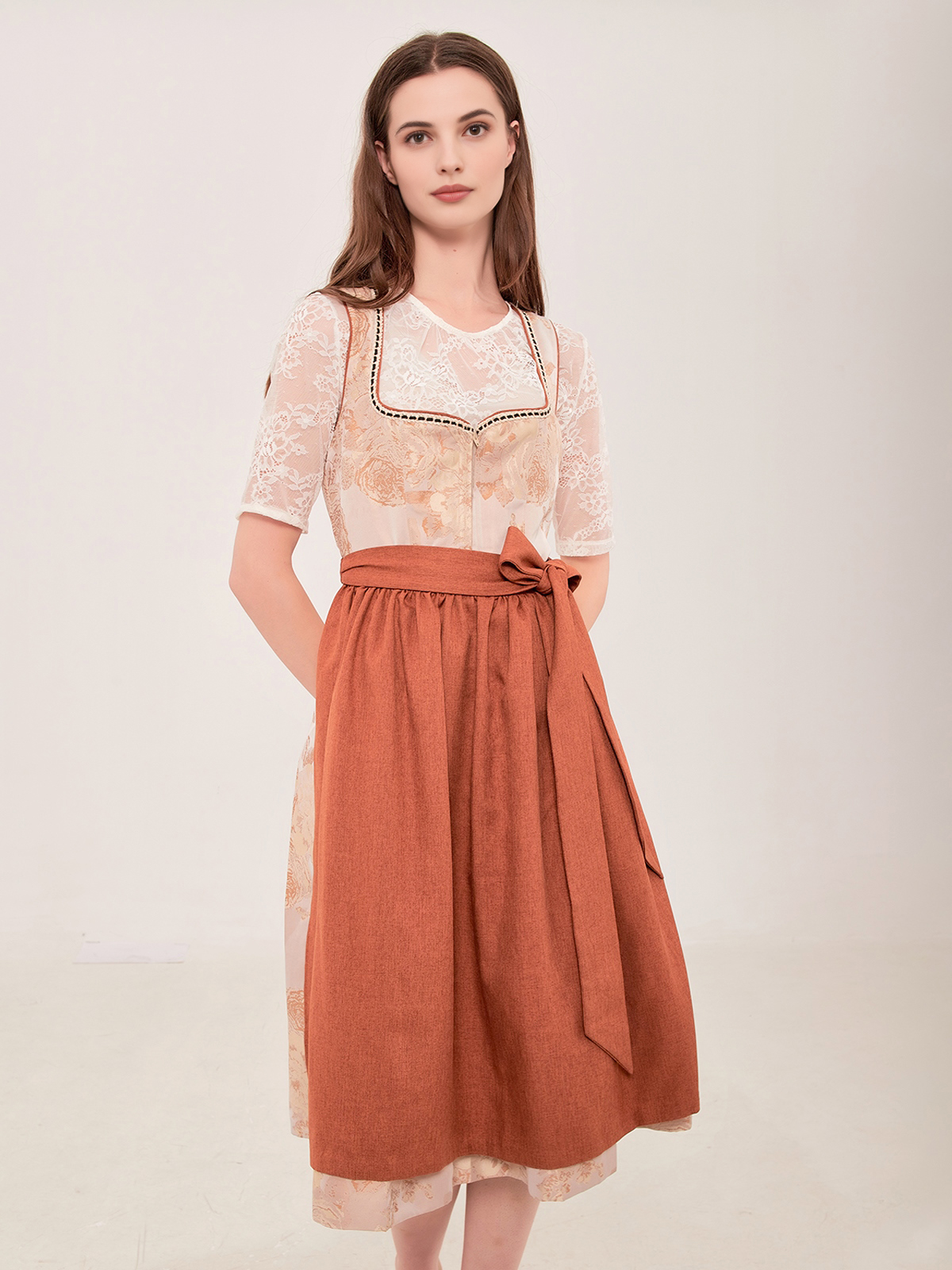 Modernes Dirndl in schlichtem Grün