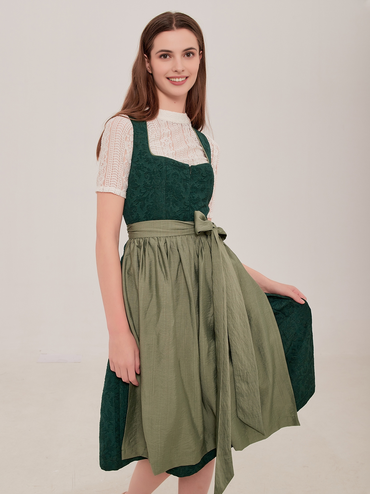 Modernes Dirndl in Grün mit frischem Stil