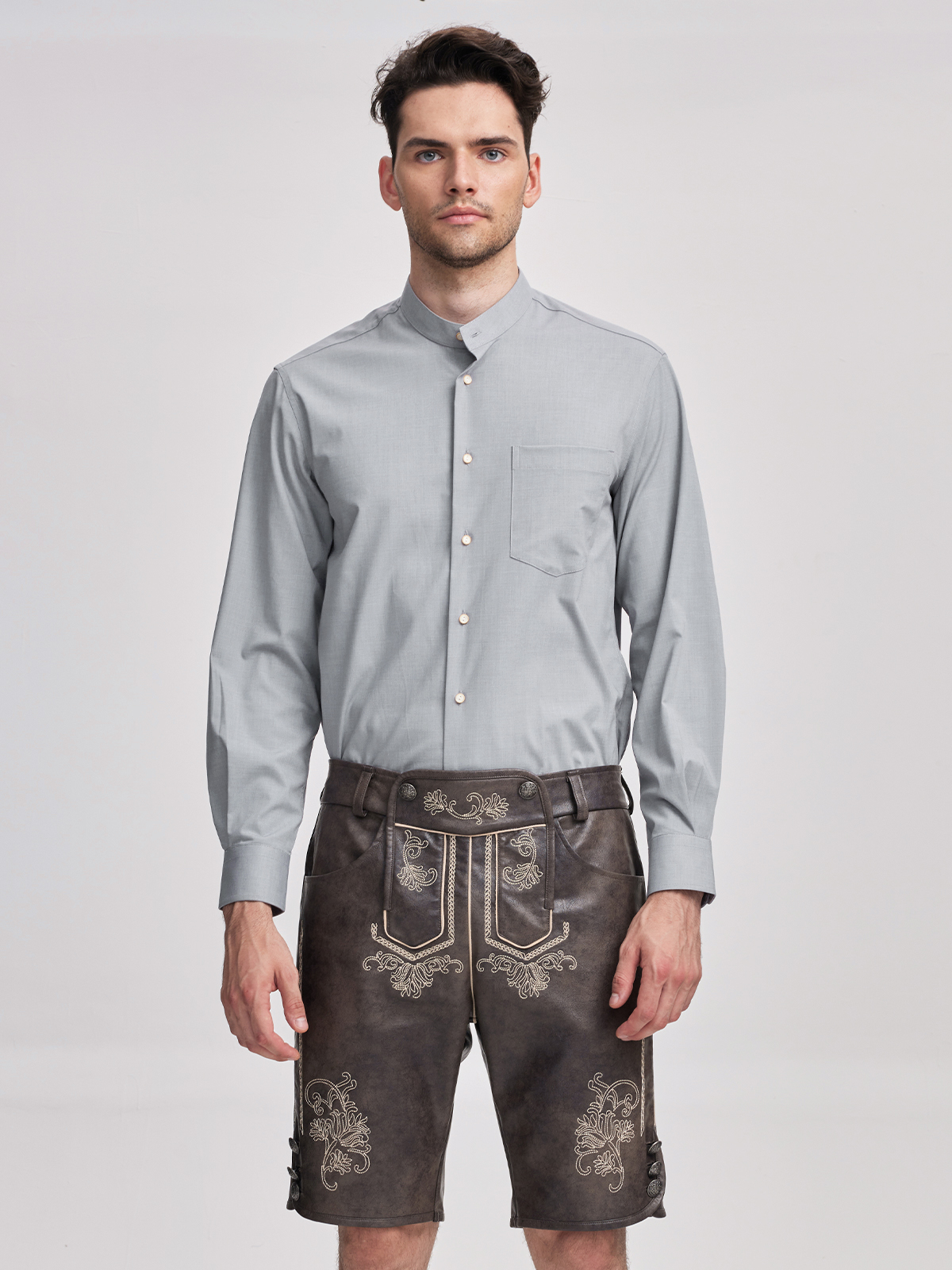 Gelbes Dirndl mit grauer Bluse