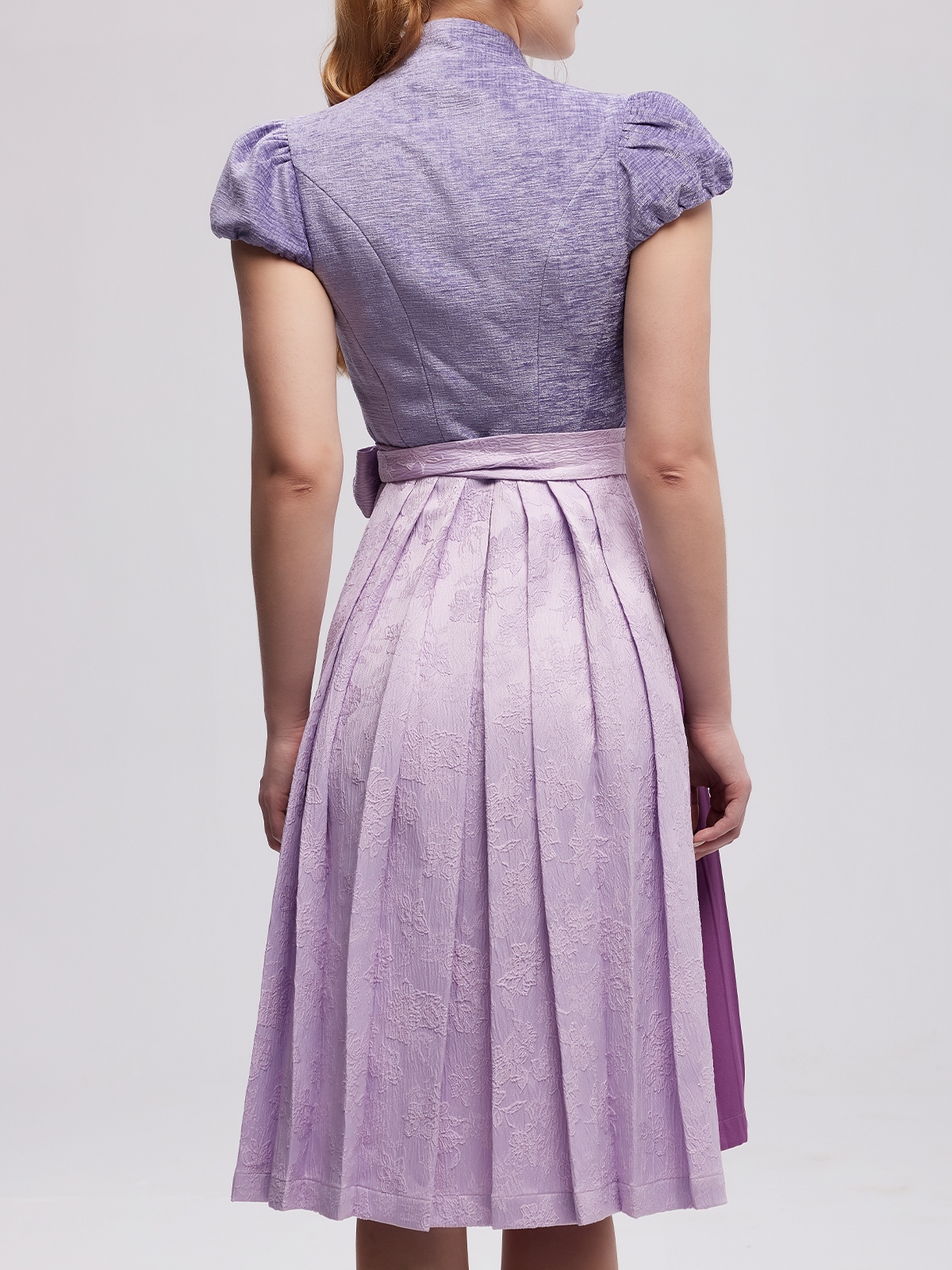 Lila Samt Dirndl mit Spitzenbesatz