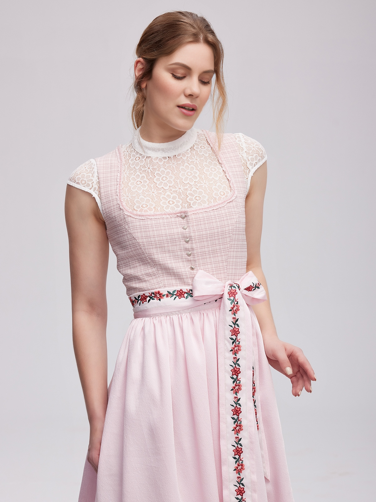 Dirndl in Rosa mit floralen Details