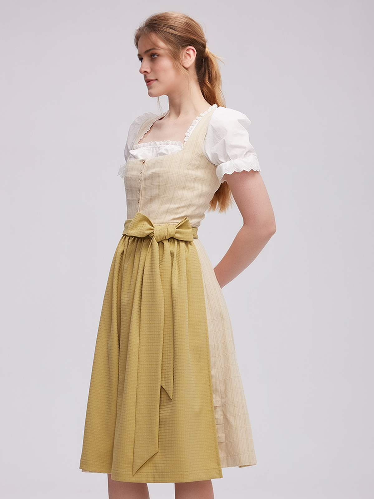 Modernes beiges Dirndl mit grüner Schürze