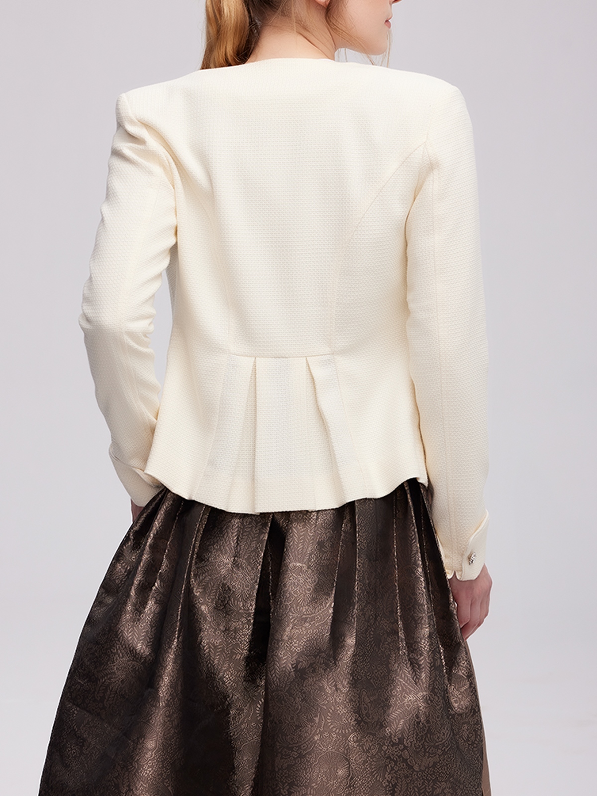 Ein klassisches weißes Dirndl mit feinen Stickereien