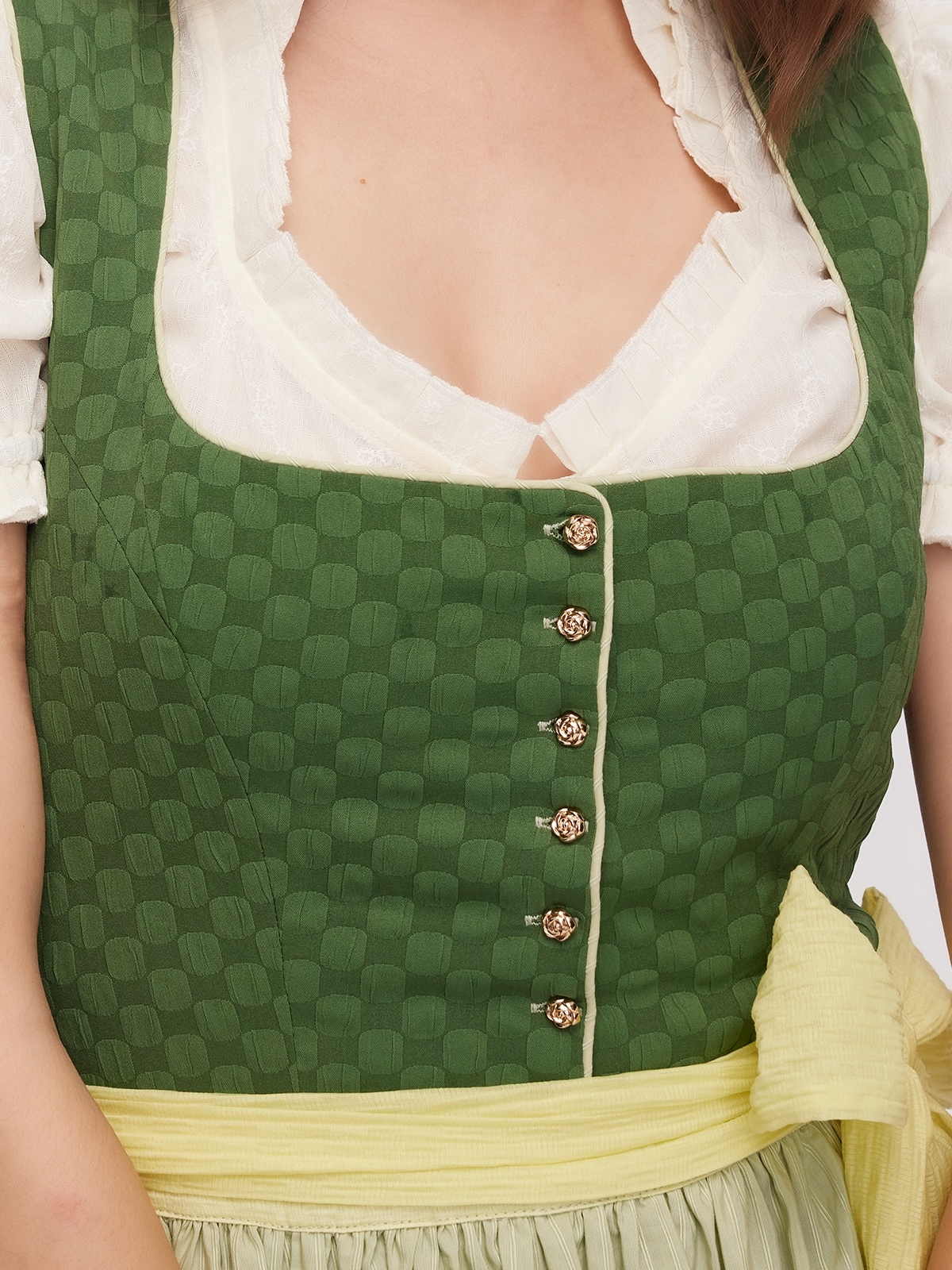 Dunkelrotes Dirndl mit grünen Akzenten