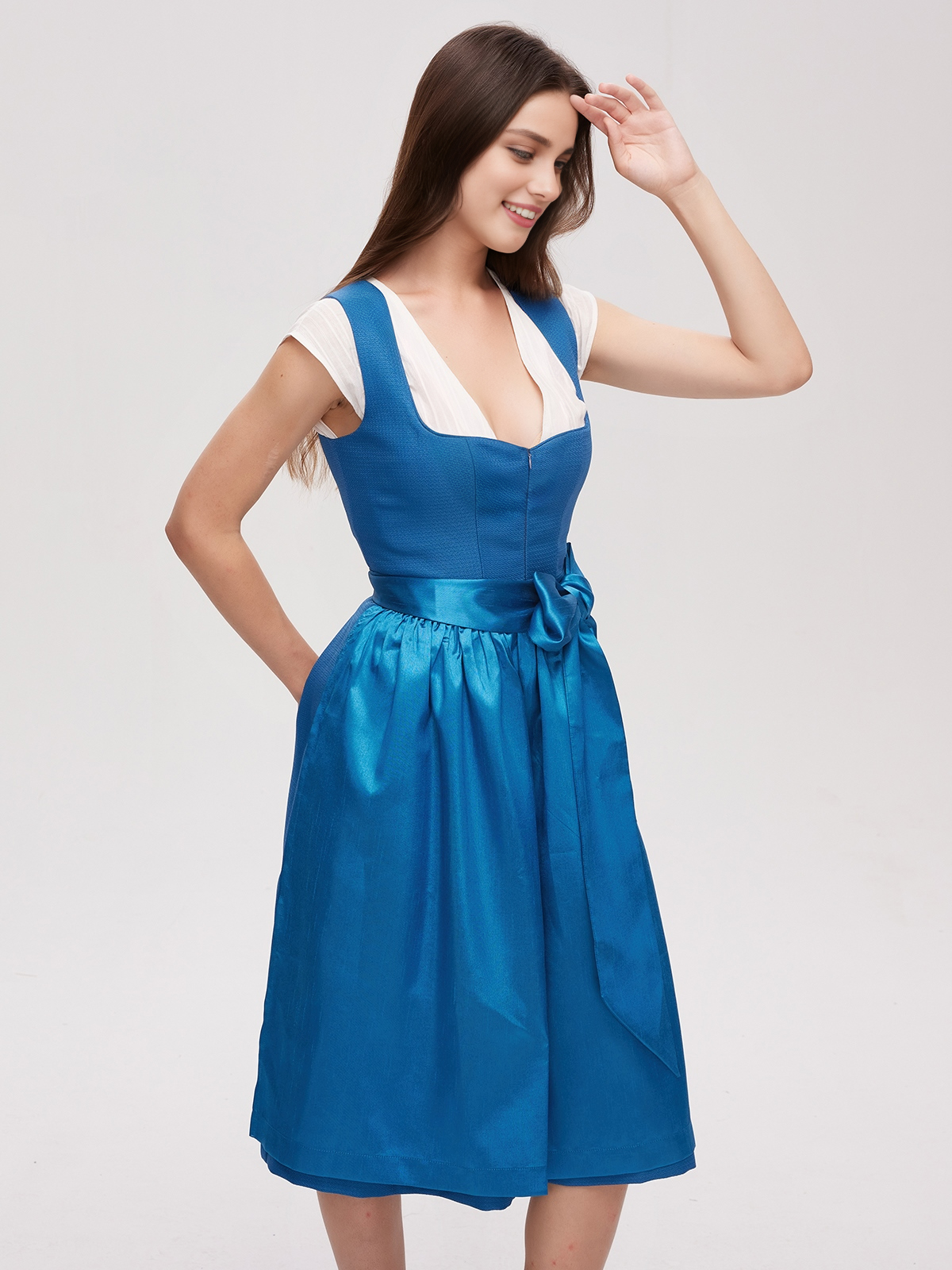 Modernes Dirndl in Blau mit schlanker Silhouette