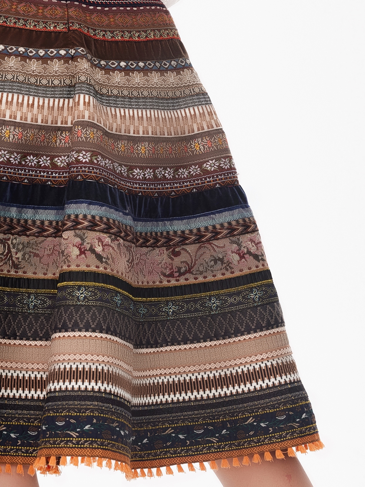 Dirndl mit braunem Rock und weißer Bluse