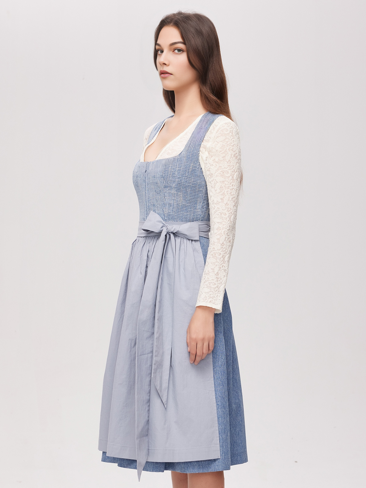Dirndl mit blauer Schürze und schwarzer Bluse