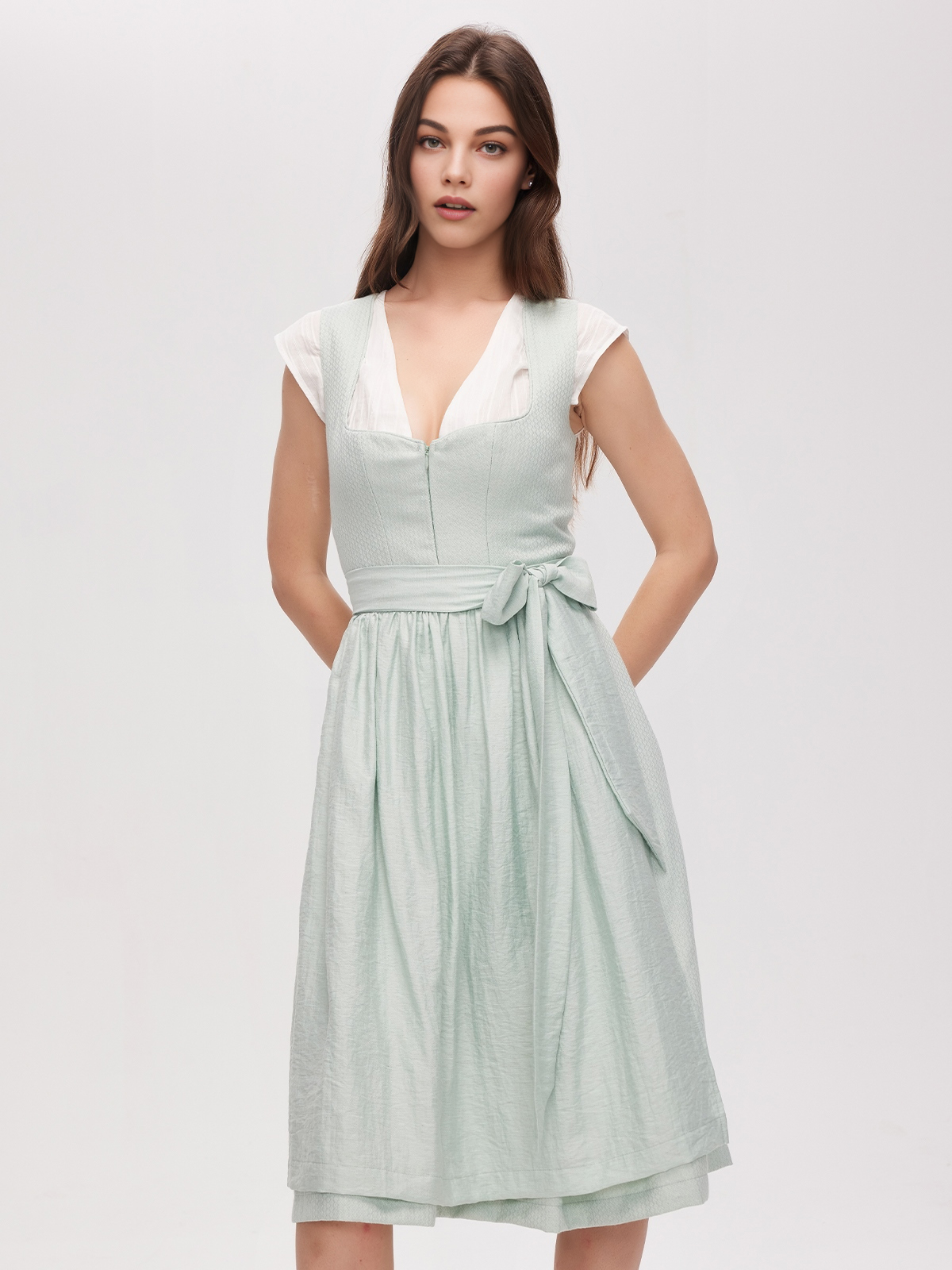 Ein grünes Dirndl mit floralen Details – perfekt für festliche Anlässe