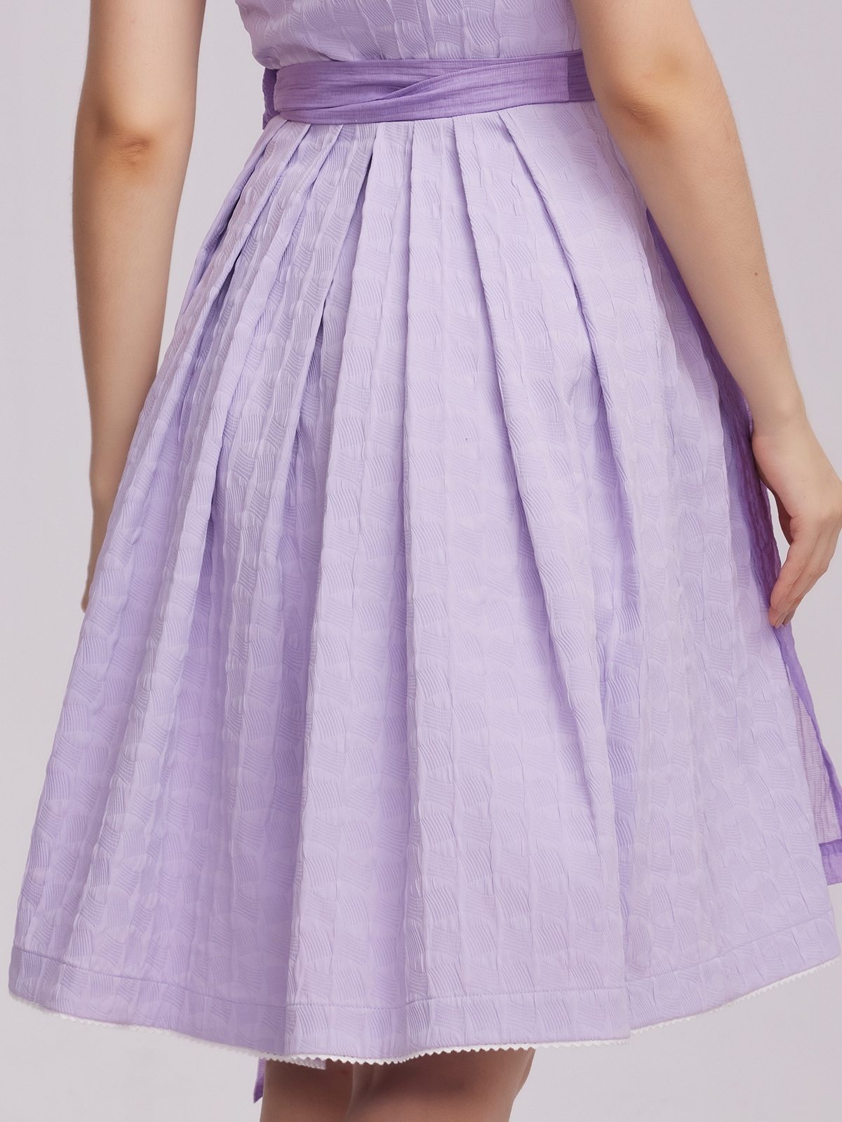 Dirndl in Lila mit floralen Details