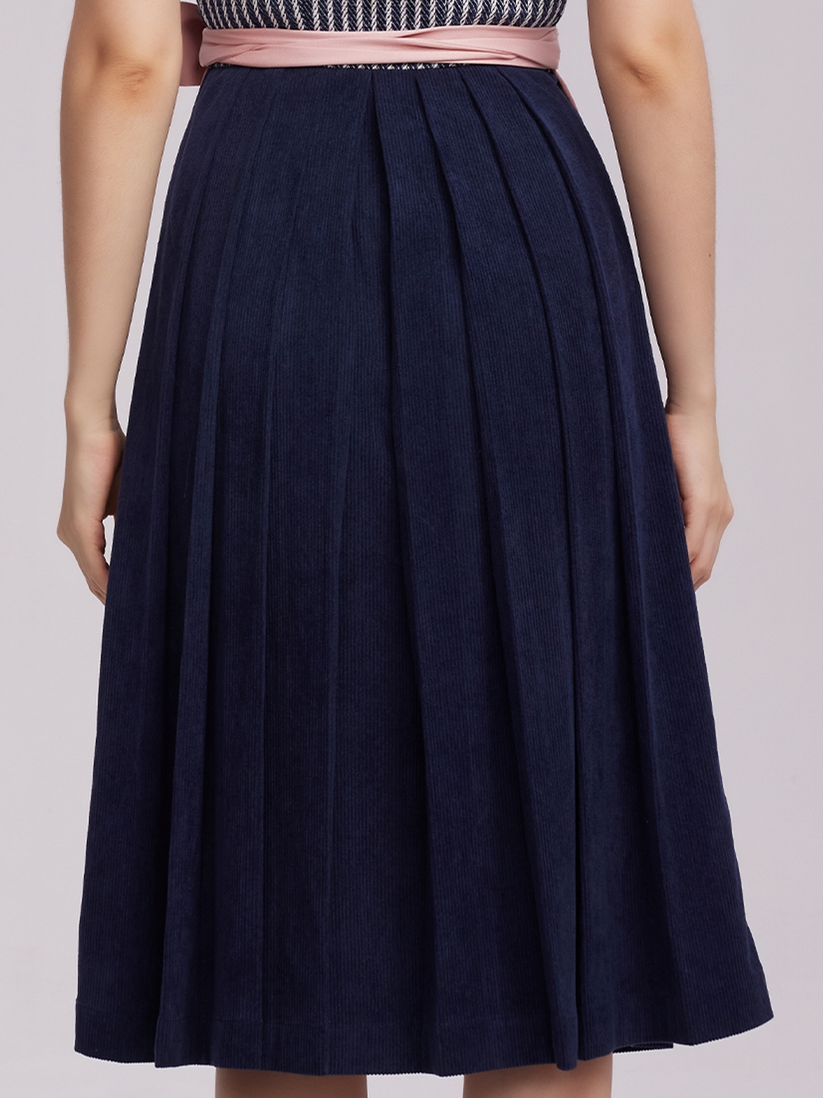 Dirndl in Gelb mit blauer Schürze