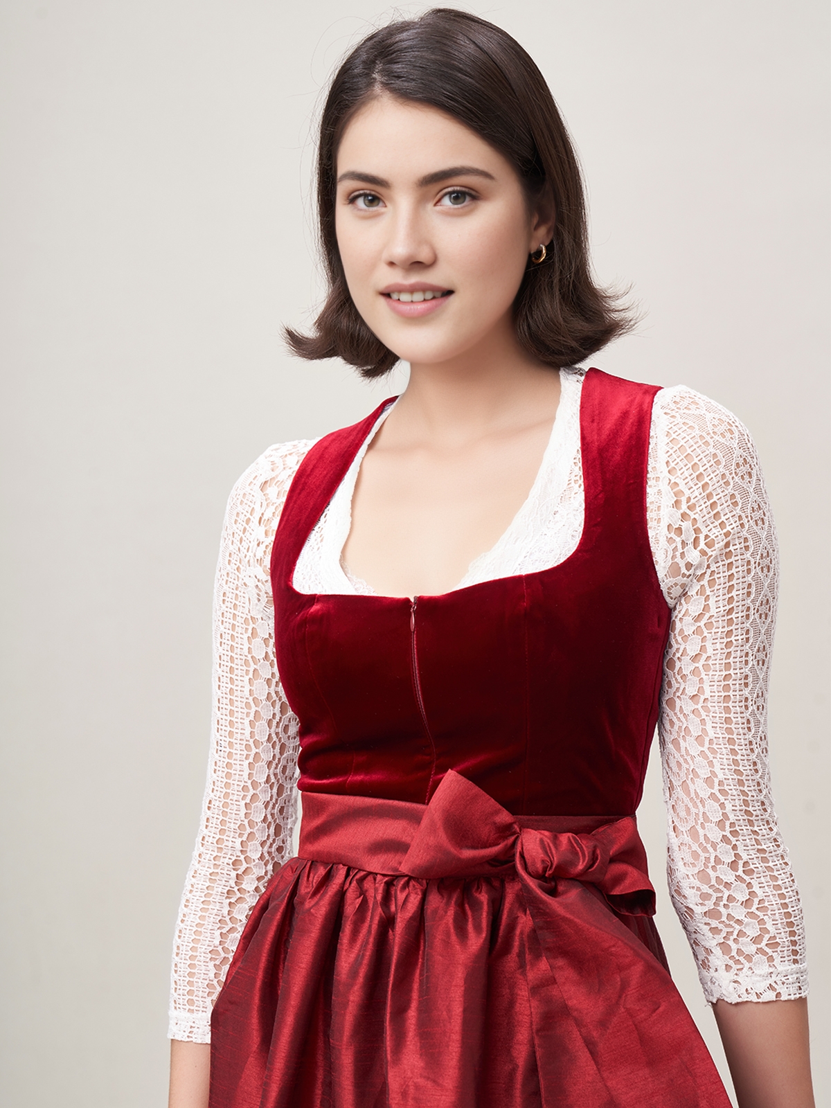 Dirndl in Rot mit besticktem Janker
