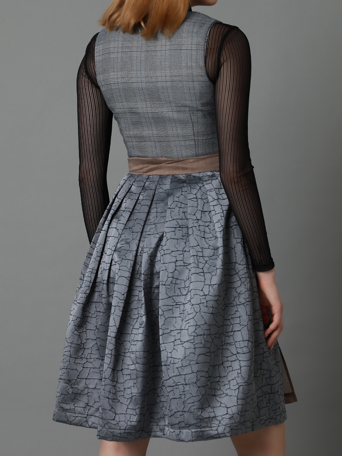 Graues Dirndl mit modernem Schnitt