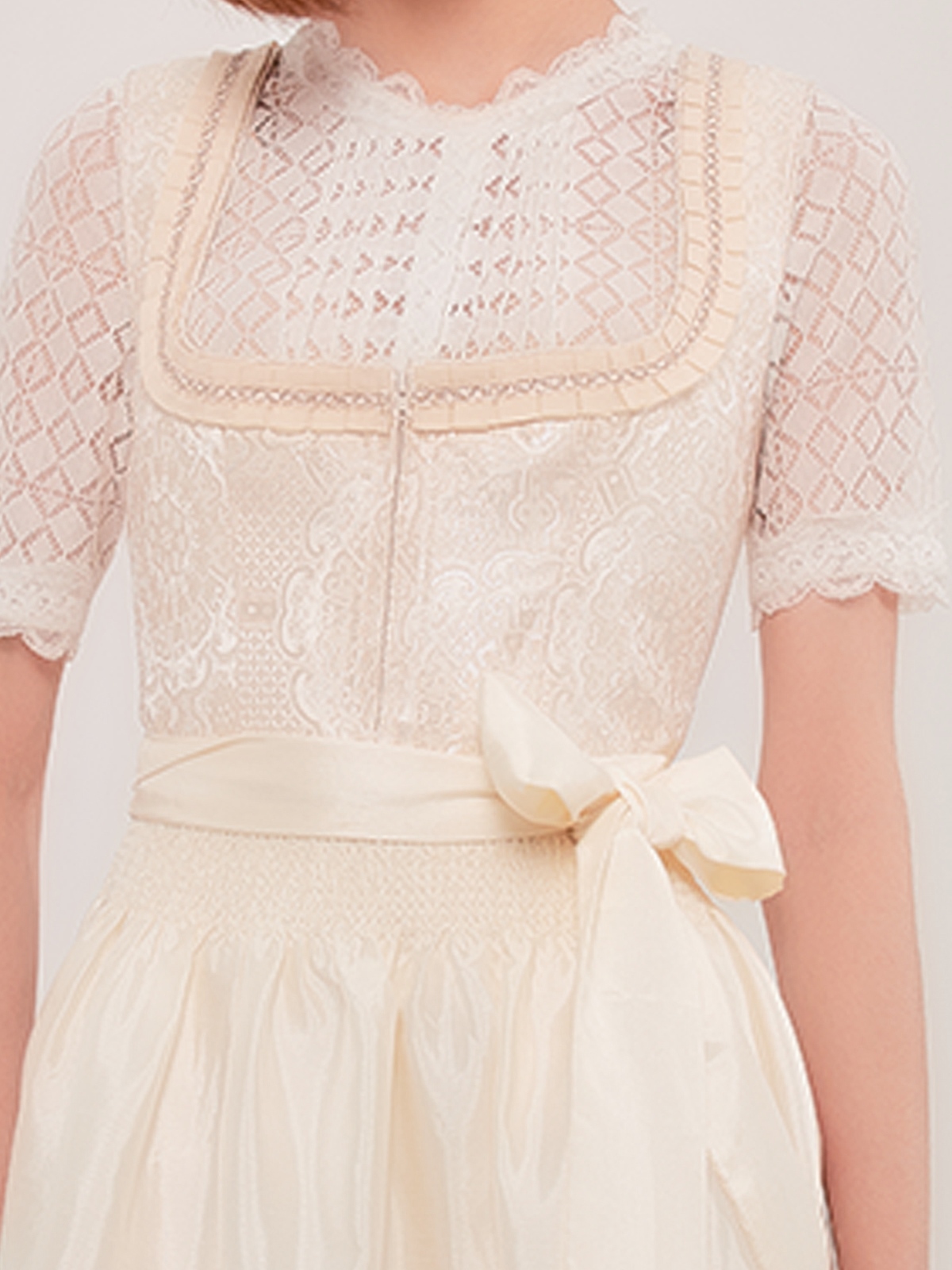 Ein elegantes weißes Dirndl Midi mit traditioneller Schürze