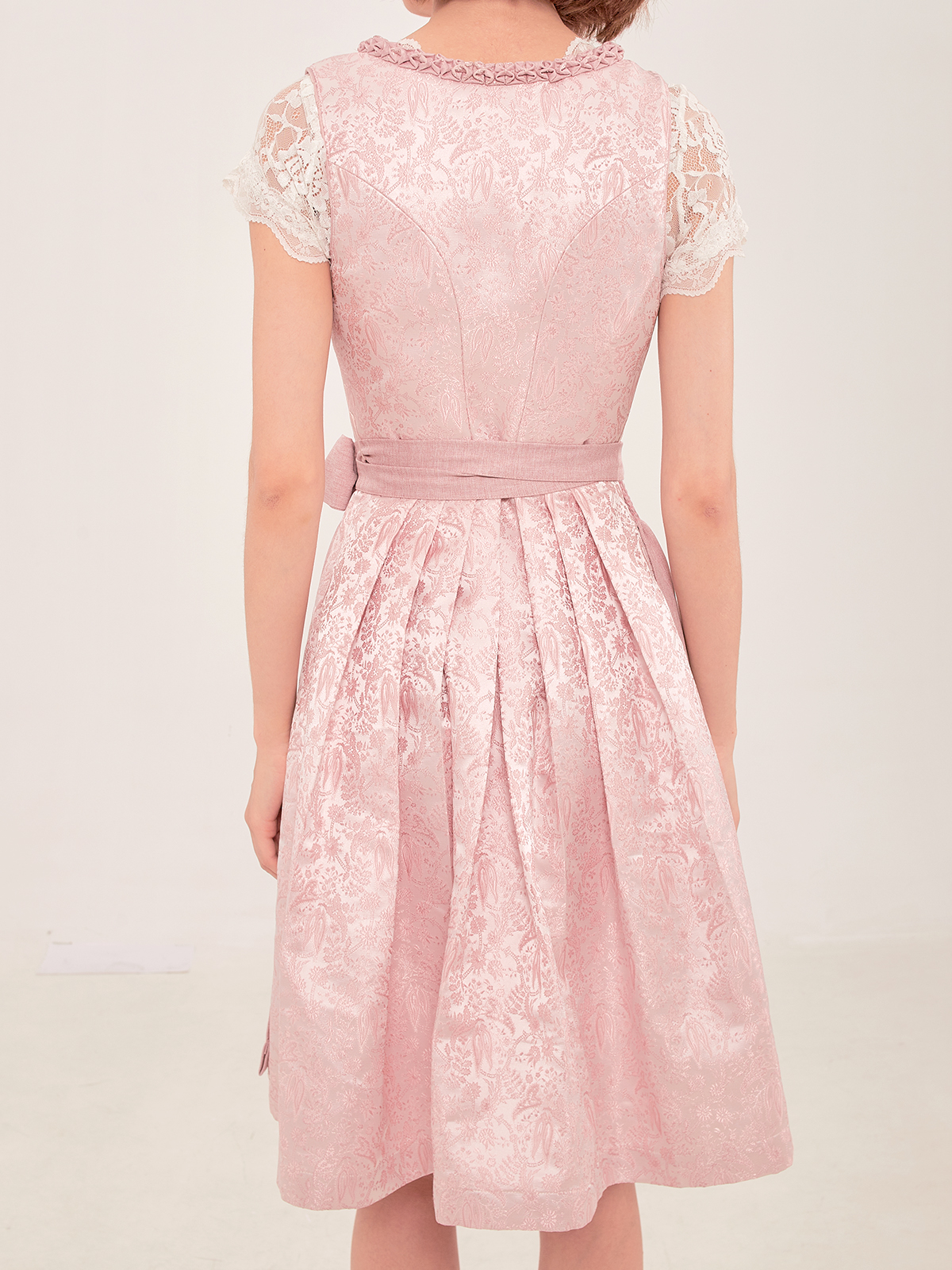 Modernes Dirndl in Rosa mit floralen Details