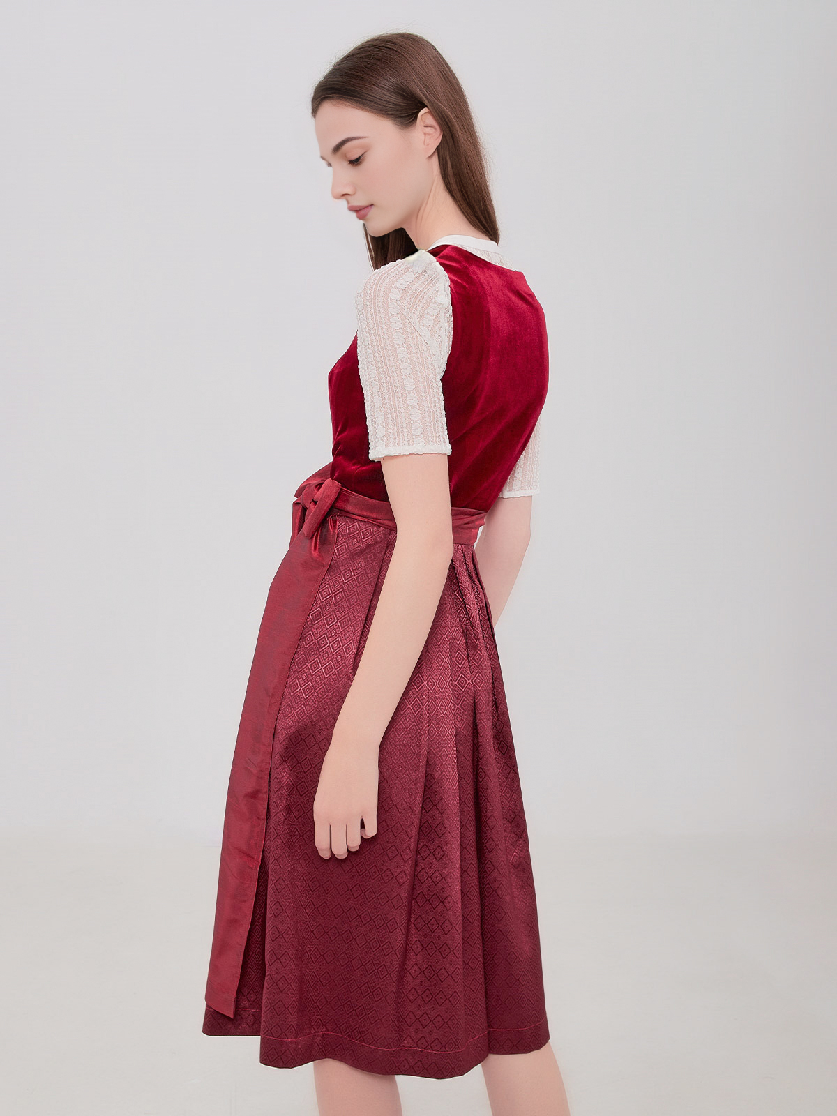 Ein grünes Dirndl mit floralen Stickereien