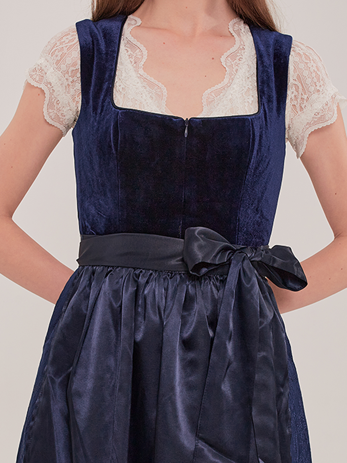 Dirndl in Blau mit Spitzenbluse