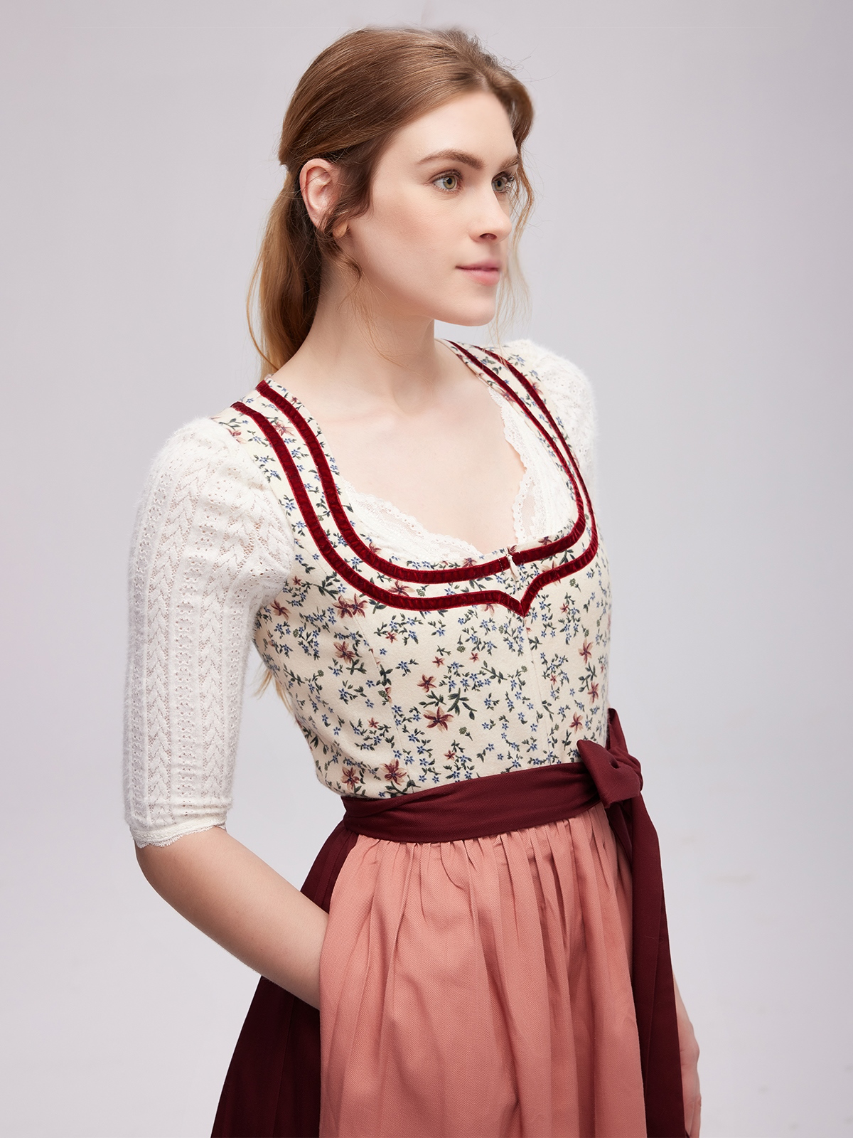 Schwarze Dirndl Bluse mit rotem Dirndl