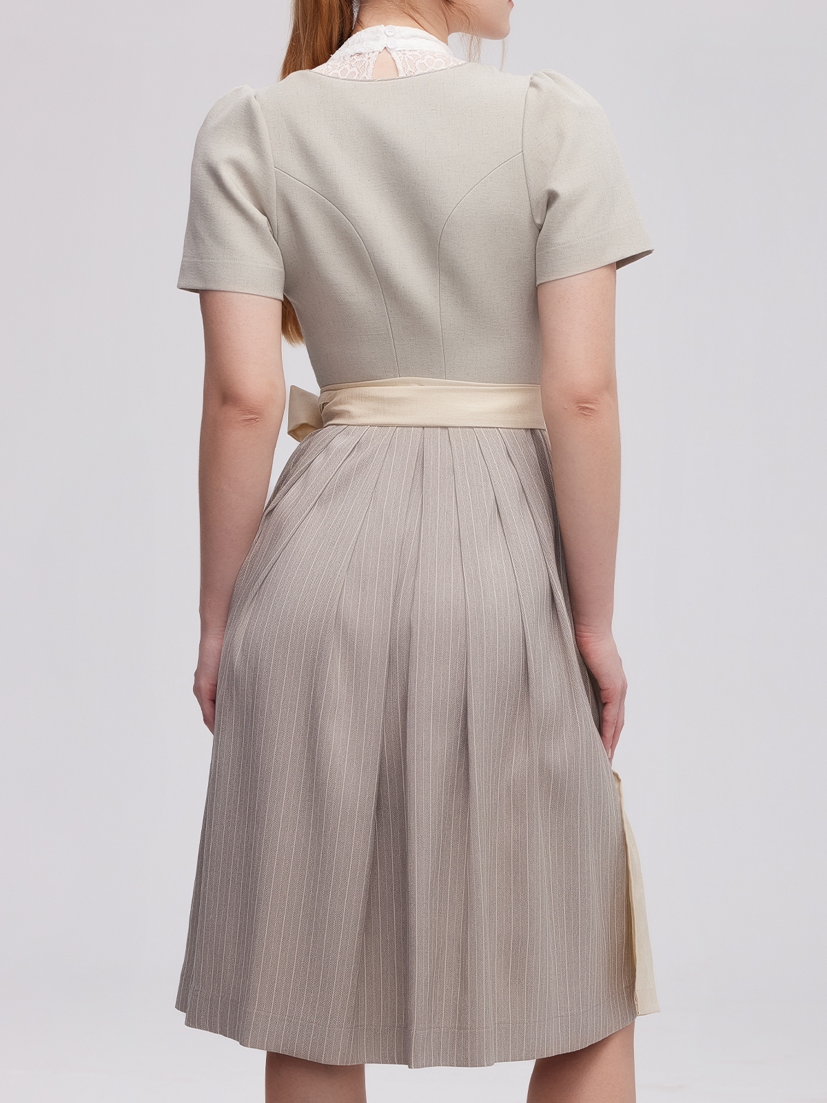 Beige Herz Dirndl in grauer Eleganz