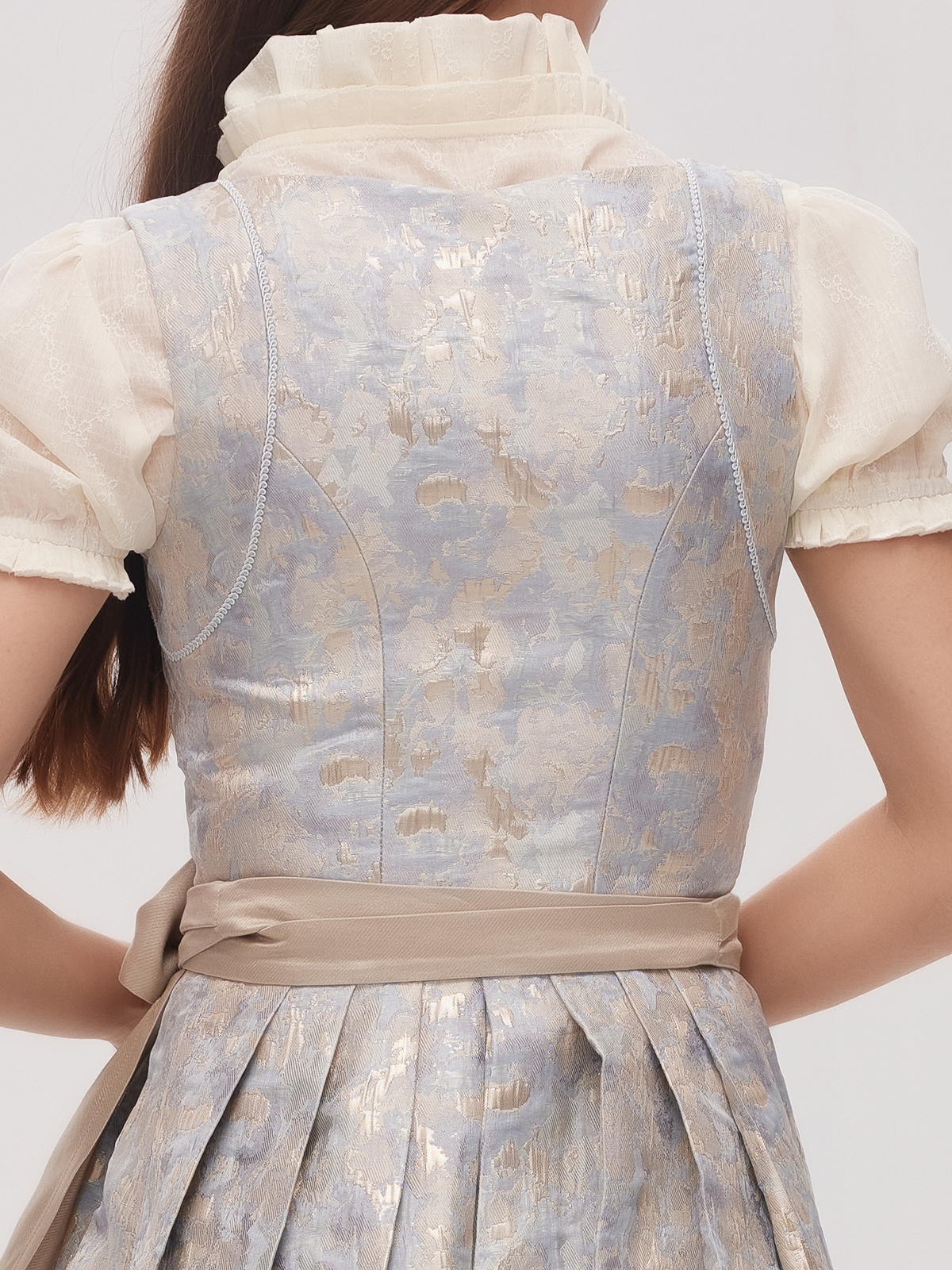 Dirndl in Blau mit traditioneller Schürze